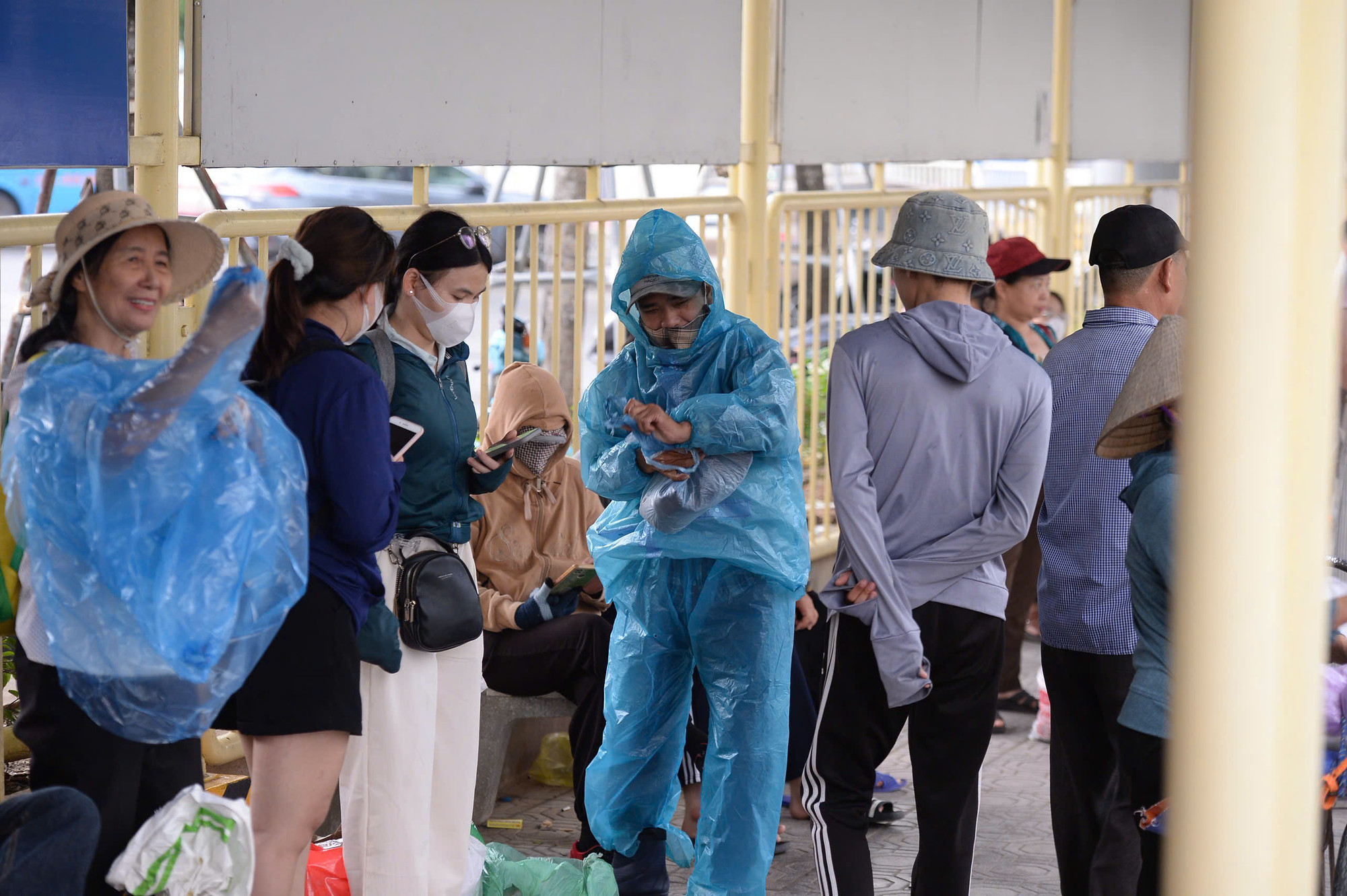 Hành khách đợi xe buýt tại Bến xe Giáp Bát.