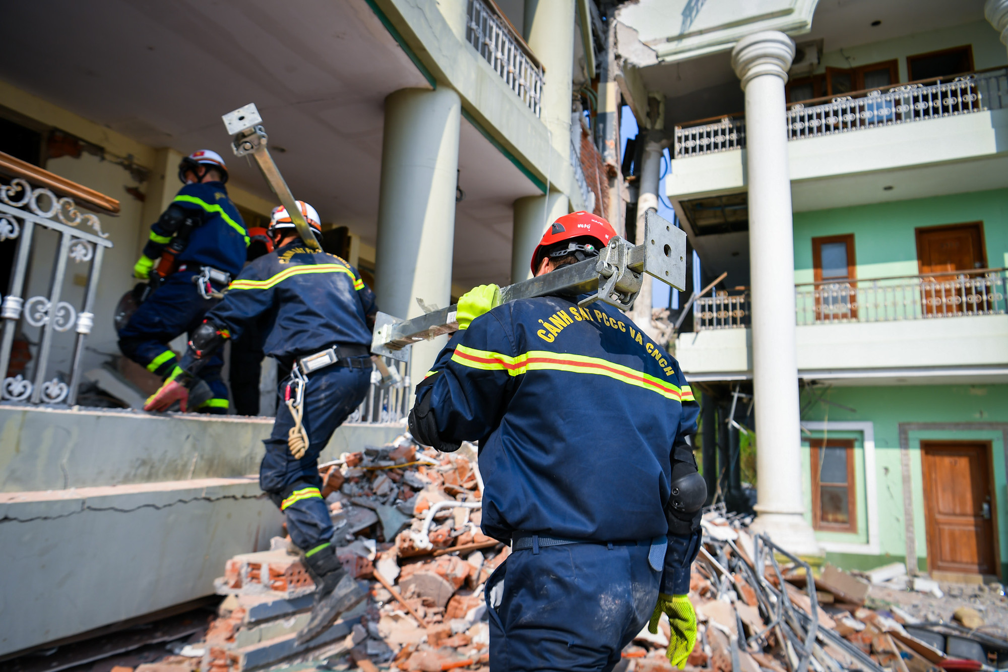 Thiết bị chống được đưa vào để gia cố vị trí làm việc.