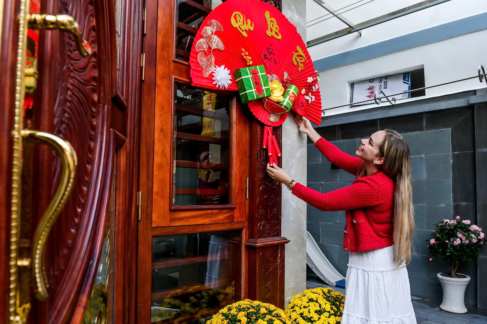 Để chuẩn bị đón Tết cổ truyền của Việt Nam, nhiều ngày qua, chị Marcele Seippel, vợ của Nguyễn Xuân Son cũng đã trang trí nhà cửa, mua thêm hoa tươi như cúc, đào theo đúng phong tục.