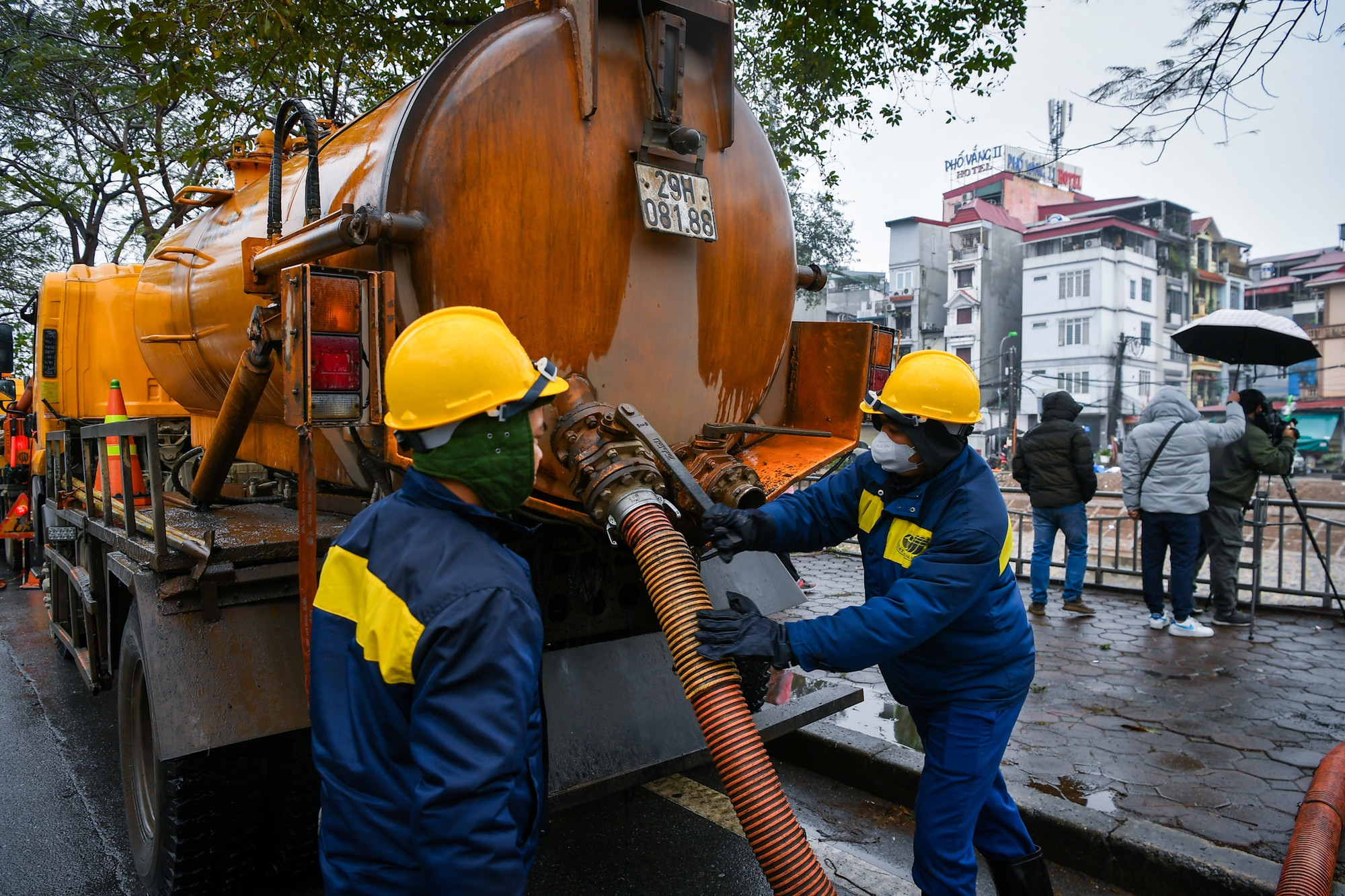 Phía trên bờ, một tổ phụ trách việc vận hành van hút cũng luôn ứng trực.