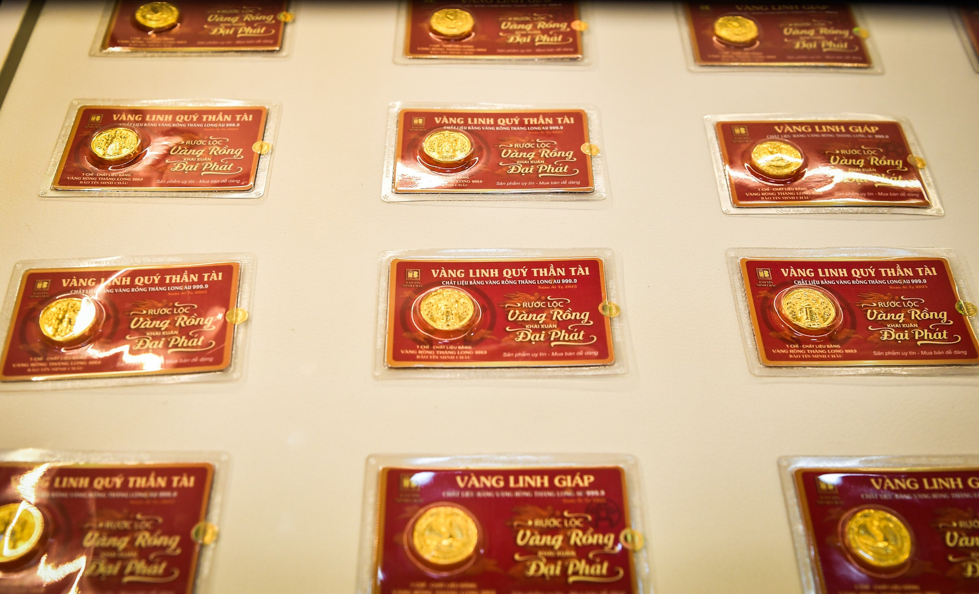 Bên cạnh vàng trang sức, Bảo Tín Minh Châu cũng bán nhiều sản phẩm độc đáo. Trong ảnh là mẫu vàng linh quý Thần Tài.