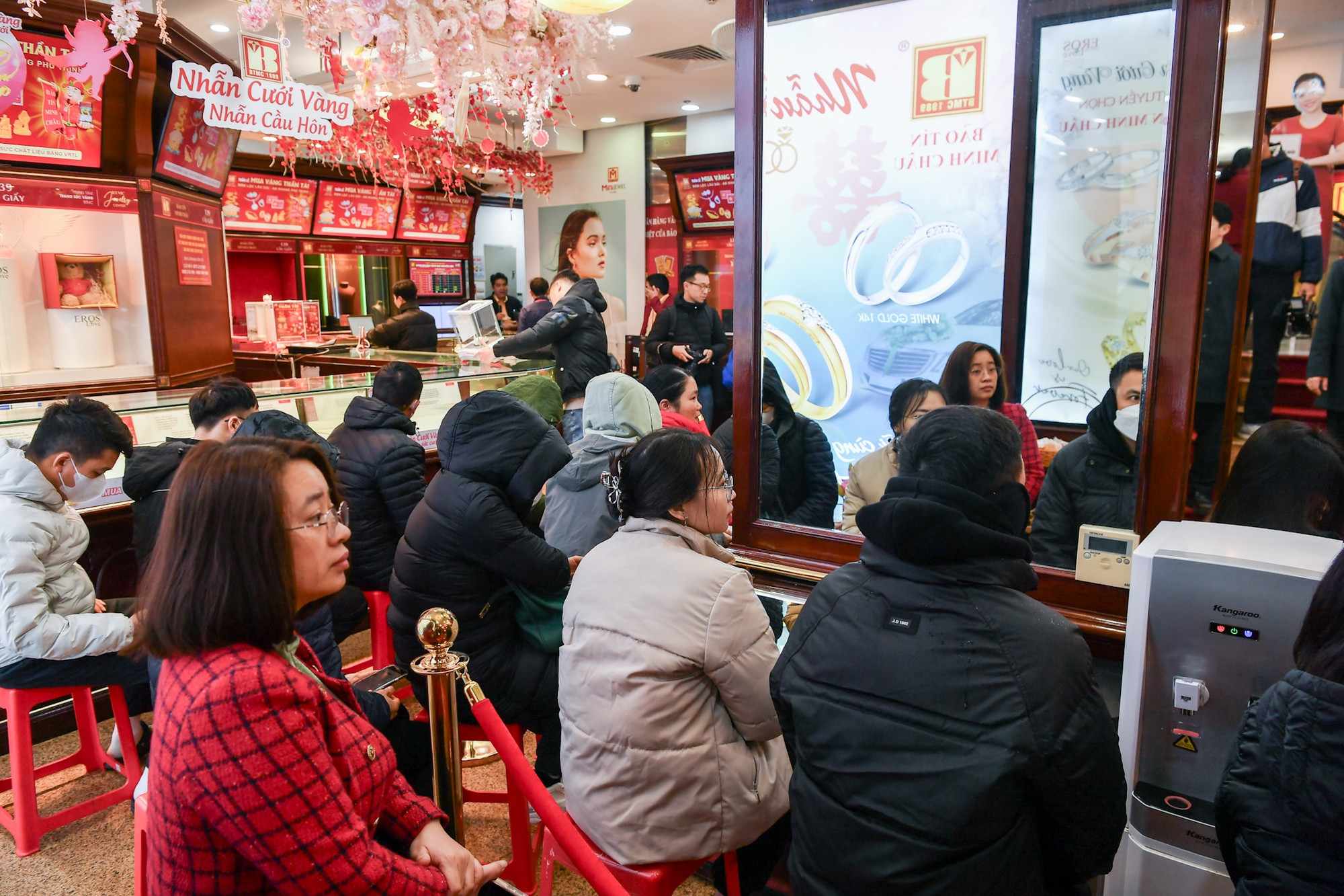 Khách hàng được bố trí ngồi bên trong để đợi tới giờ giao dịch. Có thể thấy lượng khách năm nay không đông đúc như các năm trước đó.
