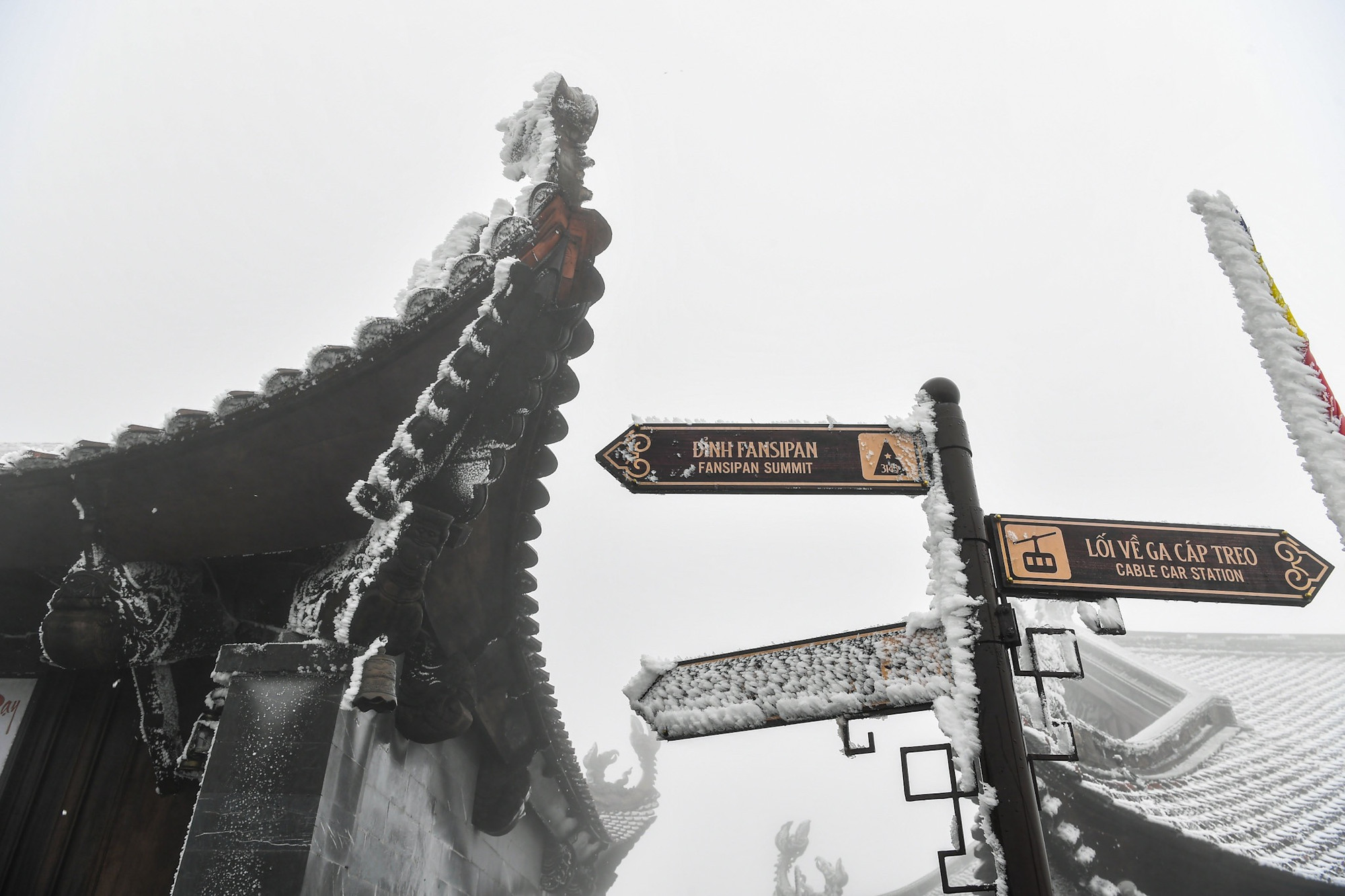 Tuyết phủ kín trên những mái đỉnh...