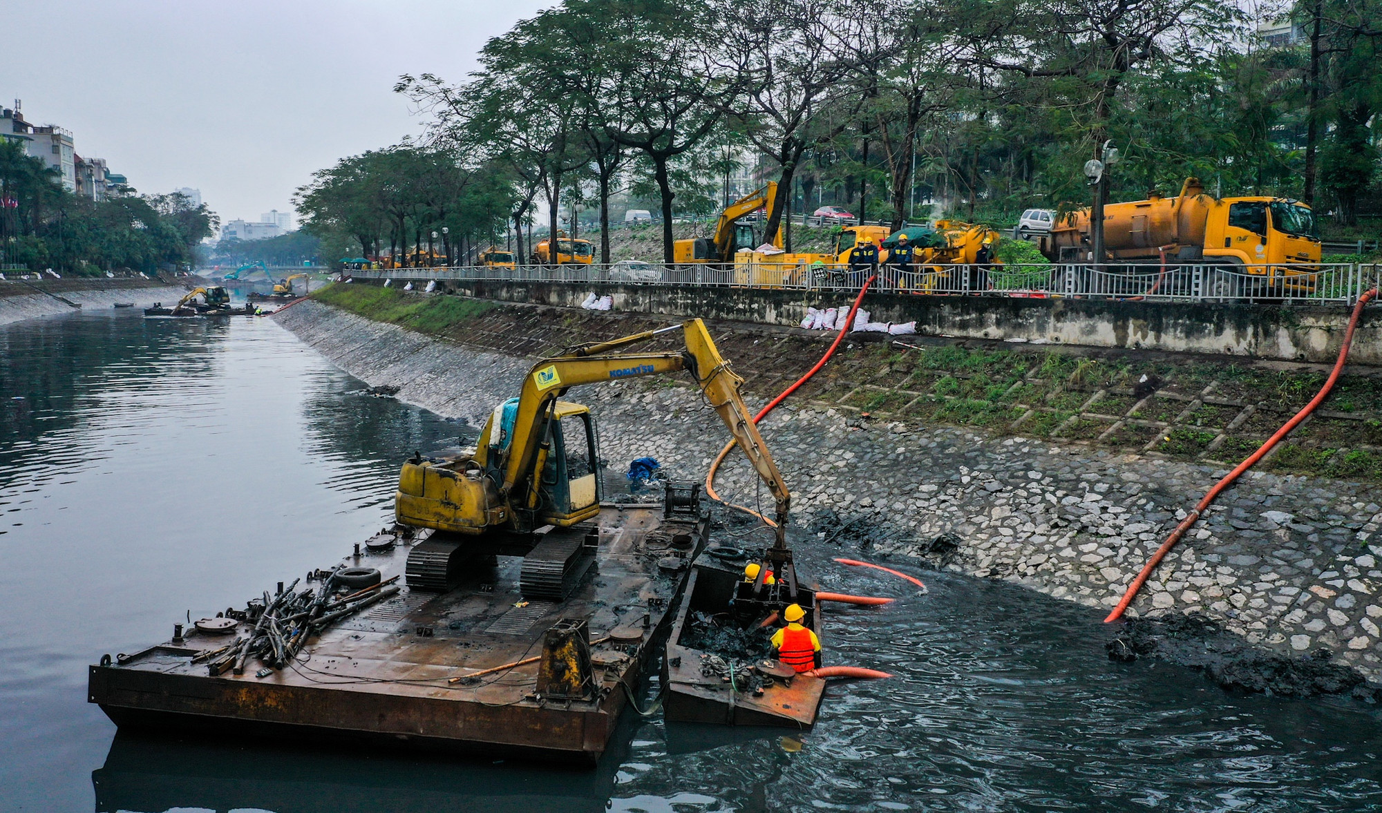 "Lòng sông Tô Lịch có đủ thứ rác thải, từ nilon, cành cây đến cả... bàn ghế, sắt thép. Điều này khiến cho quá trình thi công gặp rất nhiều khó khăn. Mặc dù vậy, anh em vẫn xác định khó đến đâu thì gỡ tới đó. Mỗi ngày, chúng tôi nạo vét được khoảng 450 tấn bùn, thải các loại", ông San nhấn mạnh.