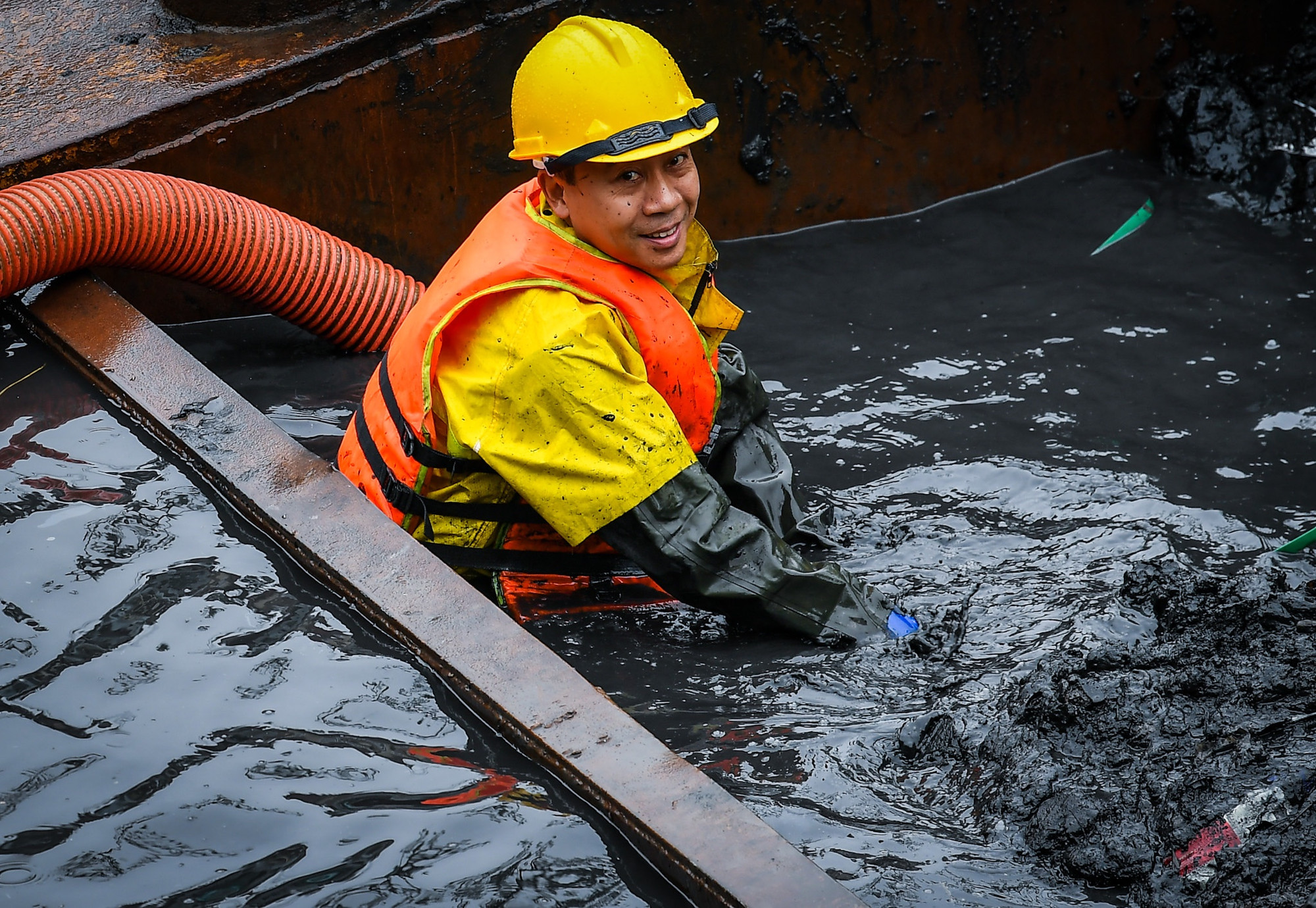 "Ở dưới sông thì lạnh buốt, mùi thì nước sống rất hôi và độc hại. Nhưng mình cảm thấy rất phấn khởi tại vì mình vừa hoàn thành được công việc của mình, vừa góp phần để làm xanh và sạch đẹp sông Tô Lịch. Lúc đấy cảm giác không mệt nữa, mình cảm thấy tinh thần phấn khởi và tự tin hẳn lên", anh Huy nói.