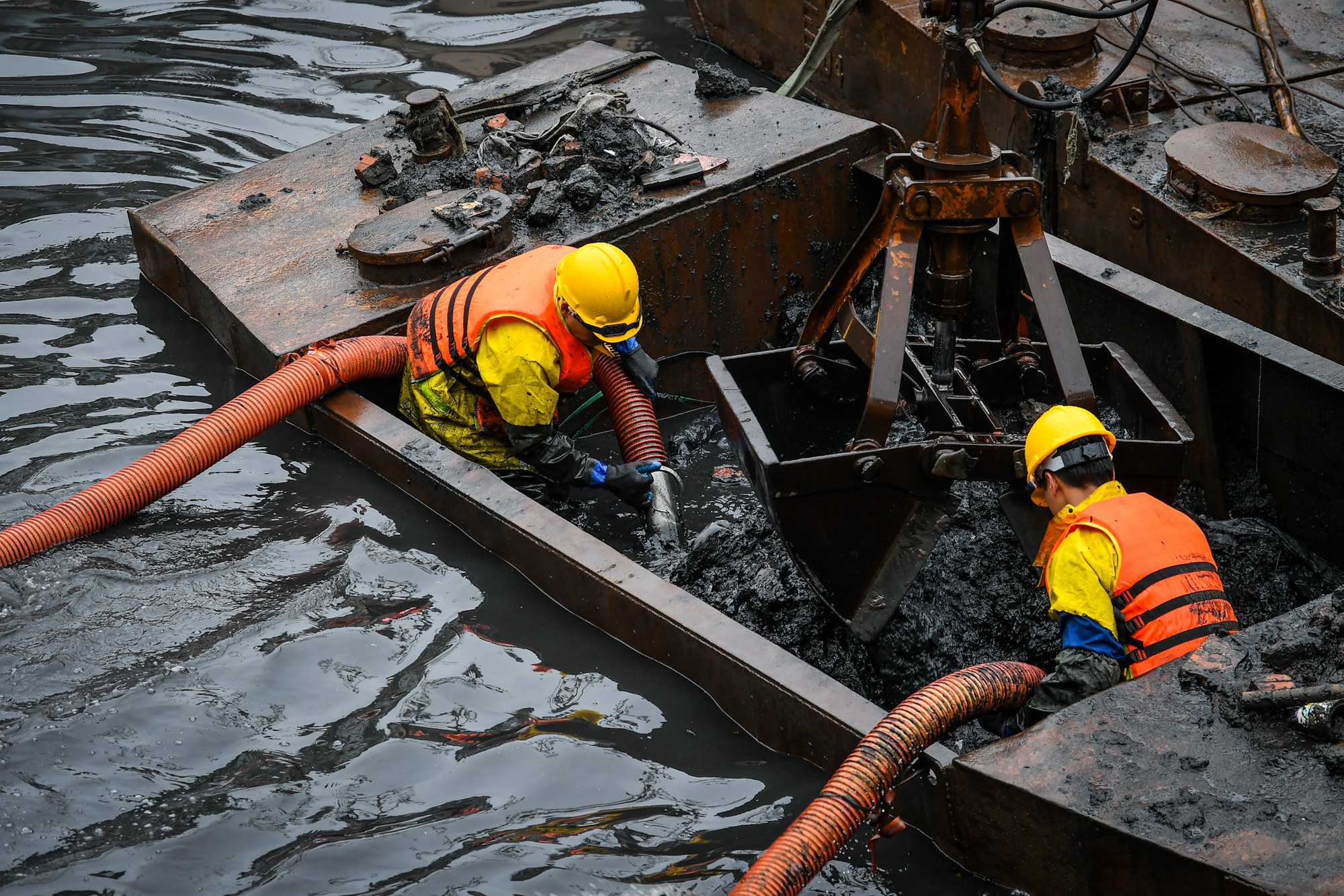 "Cực nhất là mùi hôi và cái lạnh như cắt mùa này. Thêm vào đó, khi gặp phải các rác thải lớn, rắn như gạch đá, bàn ghế, anh em sẽ phải lọc ra một khu vực riêng để vận chuyển sau, tránh làm tắc ống dẫn", anh Huy chia sẻ.