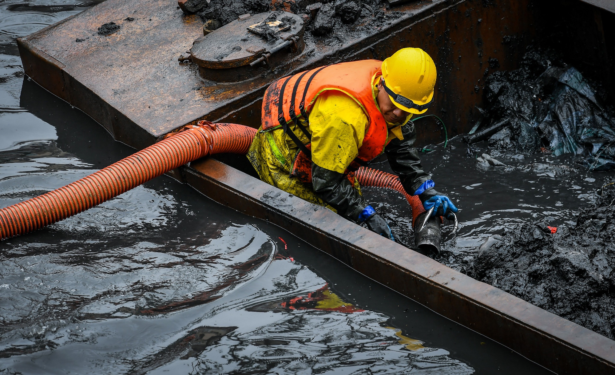 "Một ngày chúng tôi chia làm 3 ca, ca sáng, ca chiều và ca đêm. Mỗi một ca có khoảng 20 đầu máy. Một ca có 2 cán bộ kỹ thuật, 2 tổ trưởng và khoảng 40 anh em công nhân. Buổi sáng khoảng 8 giờ 30 chúng tôi bắt đầu làm việc đến 11 giờ 30. Chiều thì từ 1 giờ đến 3 giờ 30. Ca tối thì bắt đầu từ khoảng 8 giờ đến 3 giờ 30 sáng. Làm khoảng 3 tiếng thì chúng tôi sẽ thay ca 1 lần".