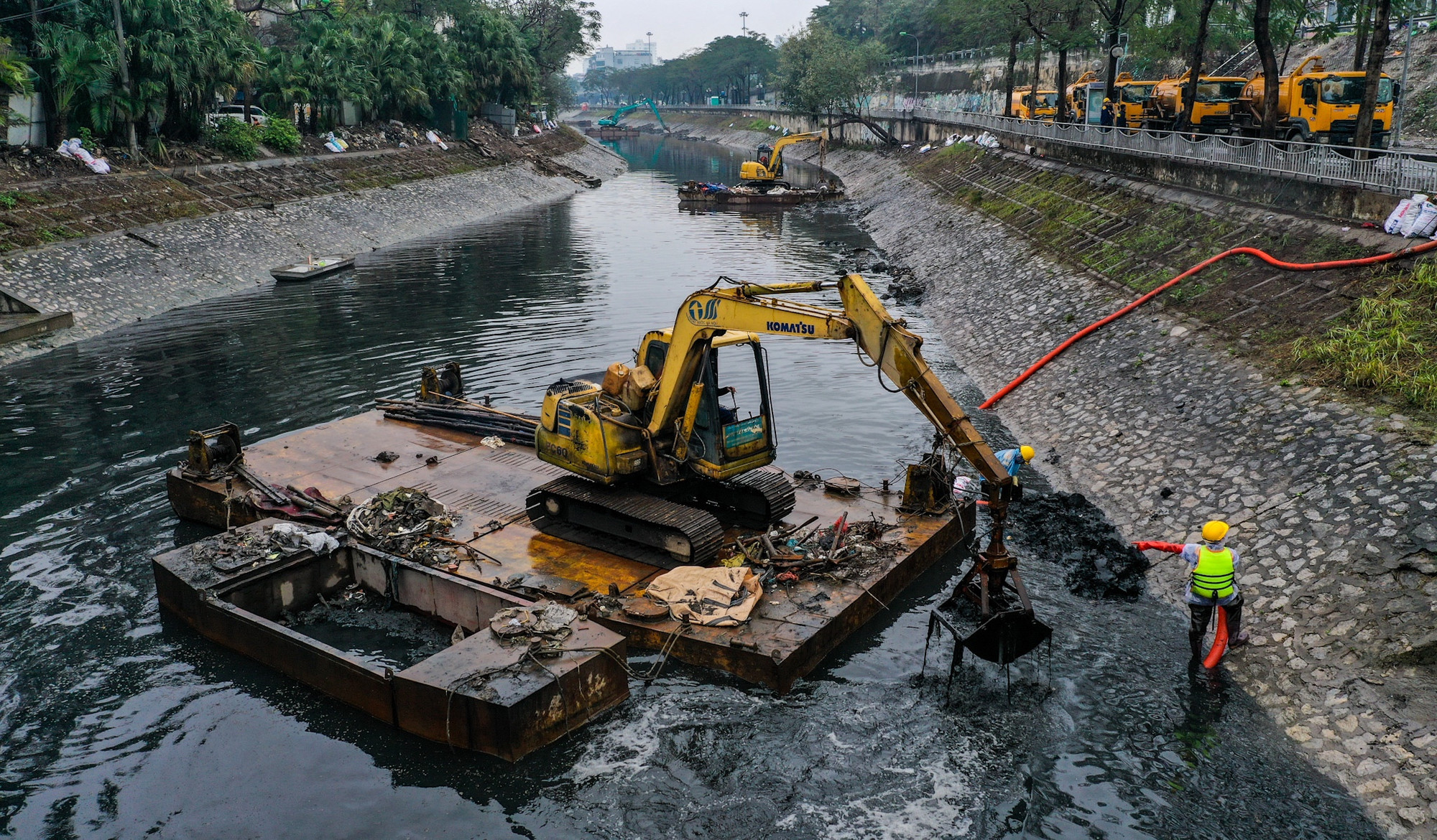 Theo ông Phan Kỳ San, Tổ trưởng Tổ Cơ giới 10, để tiến hành nạo vét sông Tô Lịch, Xí nghiệp sử dụng các xe cẩu 30 tấn hoạt động trên các phao nổi. Ngoài ra, 2 công nhân khác cũng được bố trí làm việc ở các thùng bùn để dẫn ống hút đưa bùn thải tới các xe vận chuyển trước khi đưa tới bãi đổ tập trung.
