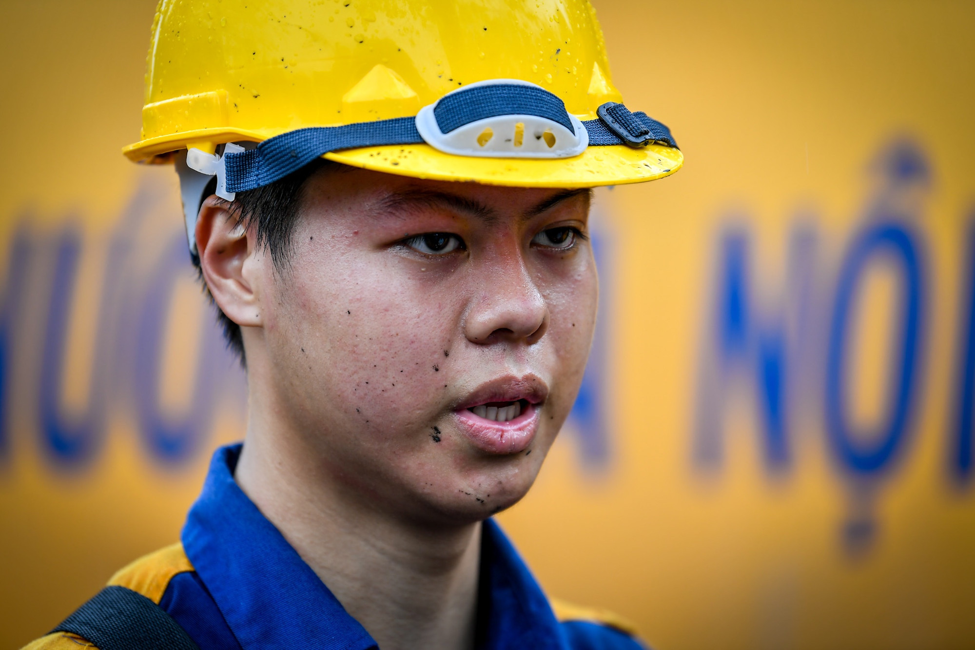 Nhất, hơn 20 tuổi đã vào làm việc tại đơn vị được gần 1 năm. Sau ca làm việc, trên mặt cậu vẫn còn nguyên những vệt bùn bắn lên. Chia sẻ với phóng viên, Nhất cho biết, anh chỉ mong người dân có ý thức, không vứt rác thải bừa bãi xuống lòng sông để giữ gìn môi trường Thủ đô xanh sạch đẹp.