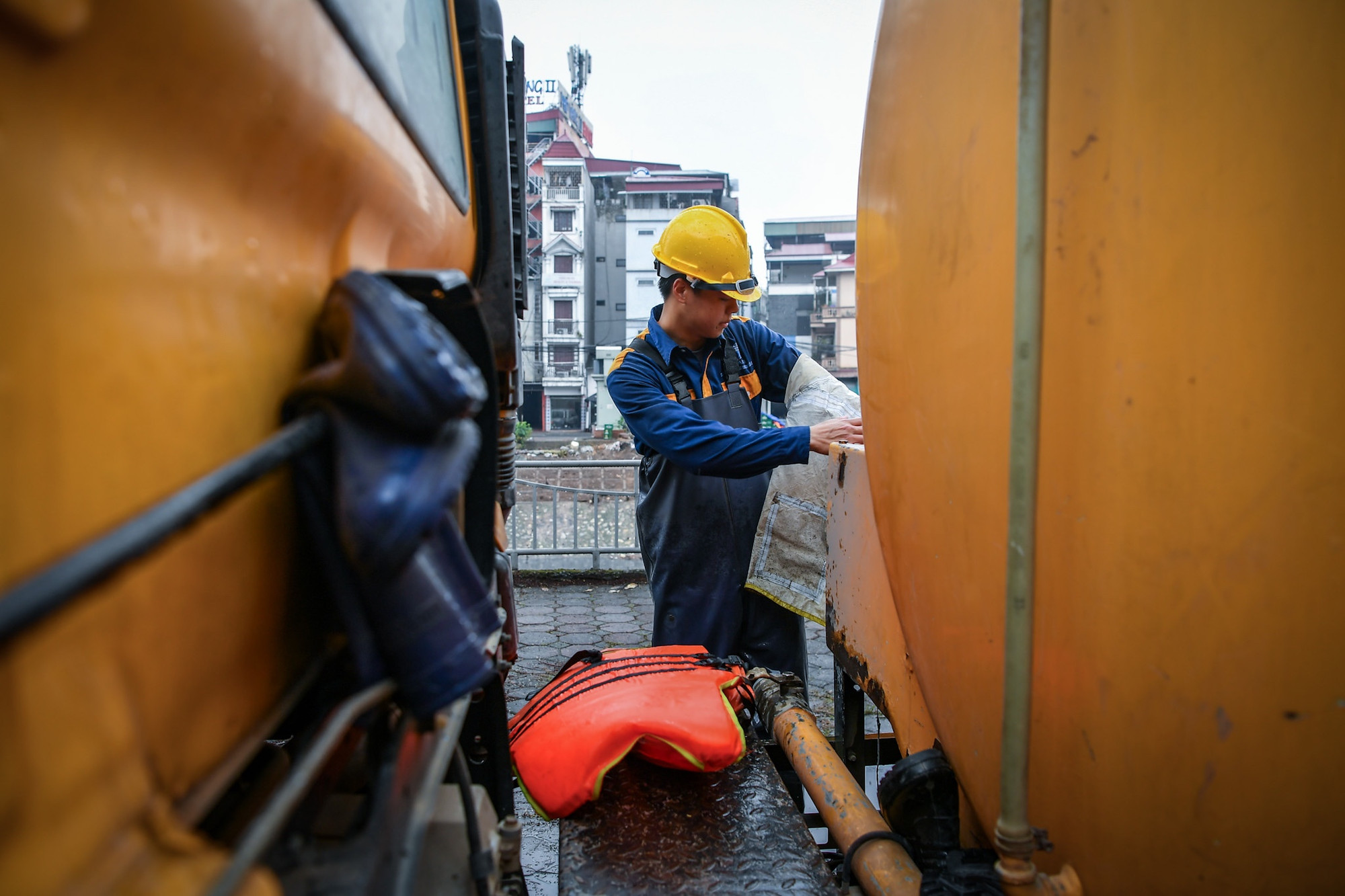 Sau ca làm việc kéo dài 3 tiếng, các công nhân thay áo quần, nghỉ ngơi trước khi bước vào ca làm nối tiếp...