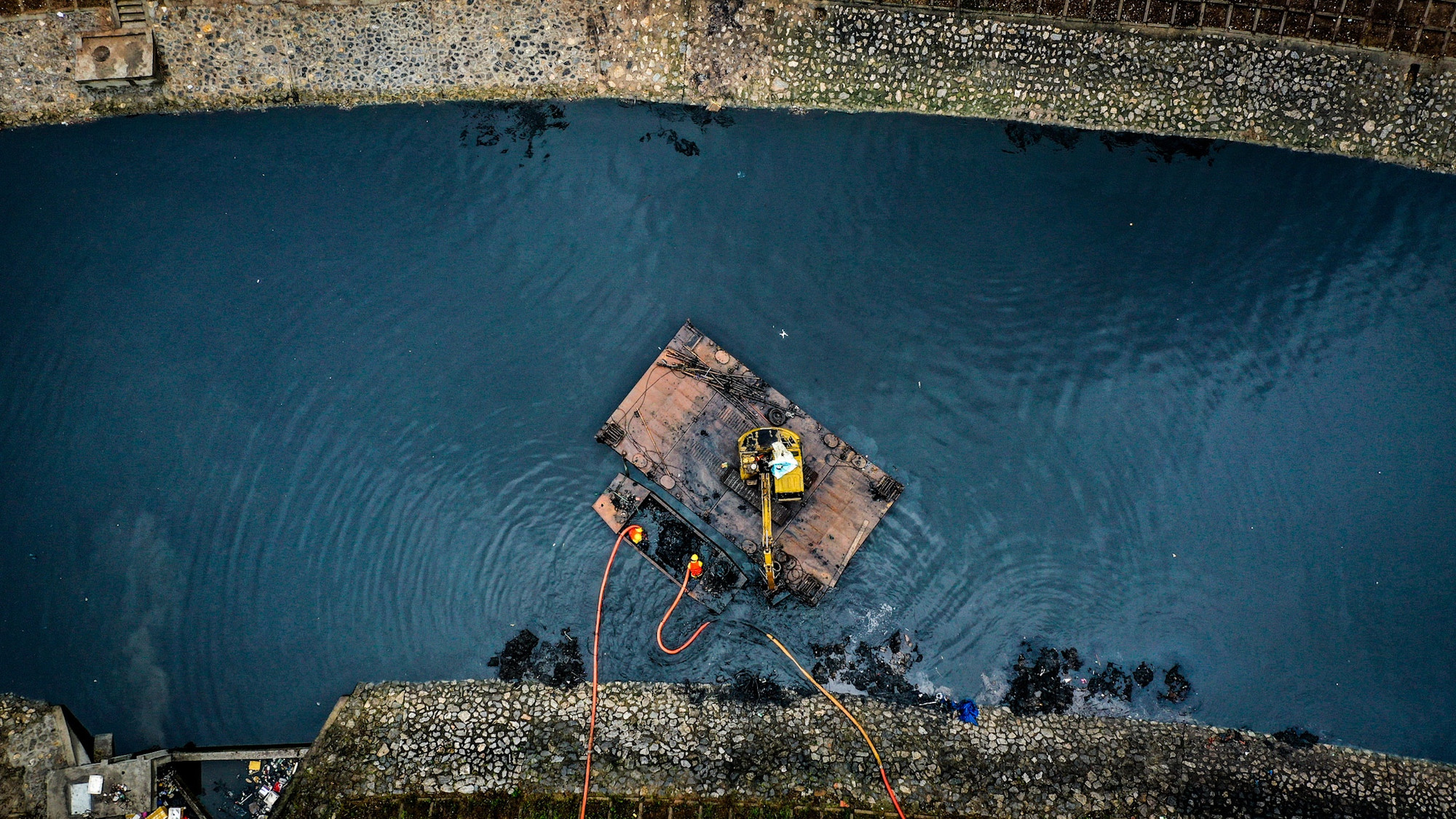 Thời gian qua, "chiến dịch" nạo vét tổng thể sông Tô Lịch để khơi thông dòng chảy, bổ cập nước sông Hồng nhằm cải thiện môi trường sông Tô Lịch được dư luận đặc biệt quan tâm.