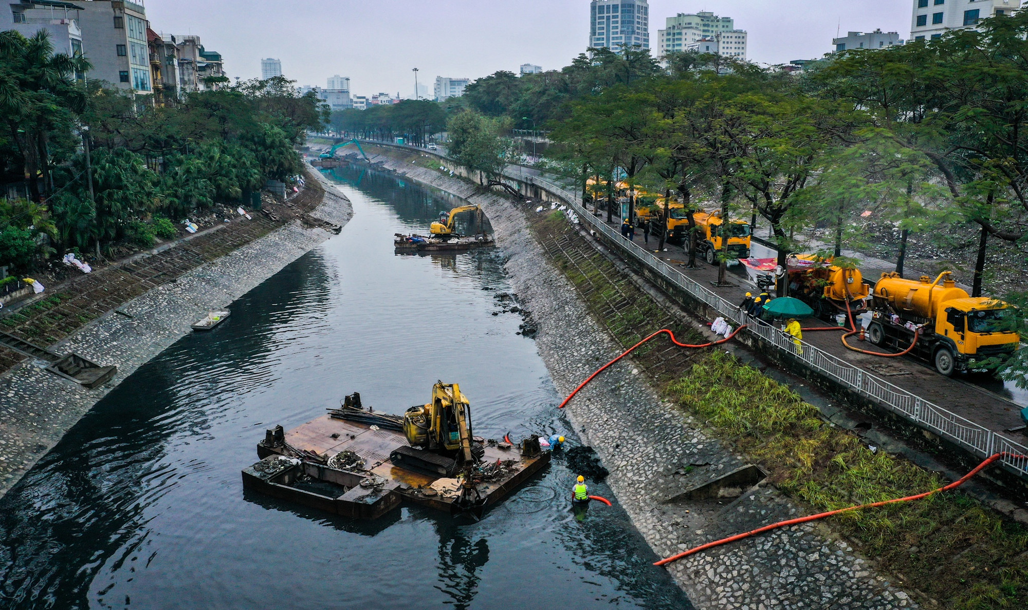 Từ đầu tháng 2/2025, Ủy ban nhân dân thành phố Hà Nội đã chỉ đạo các cơ quan thực hiện việc chỉnh trang, làm sạch dòng sông. Công ty TNHH MTV Thoát nước Hà Nội là đơn vị trực tiếp tham gia vào hoạt động đặc thù này.