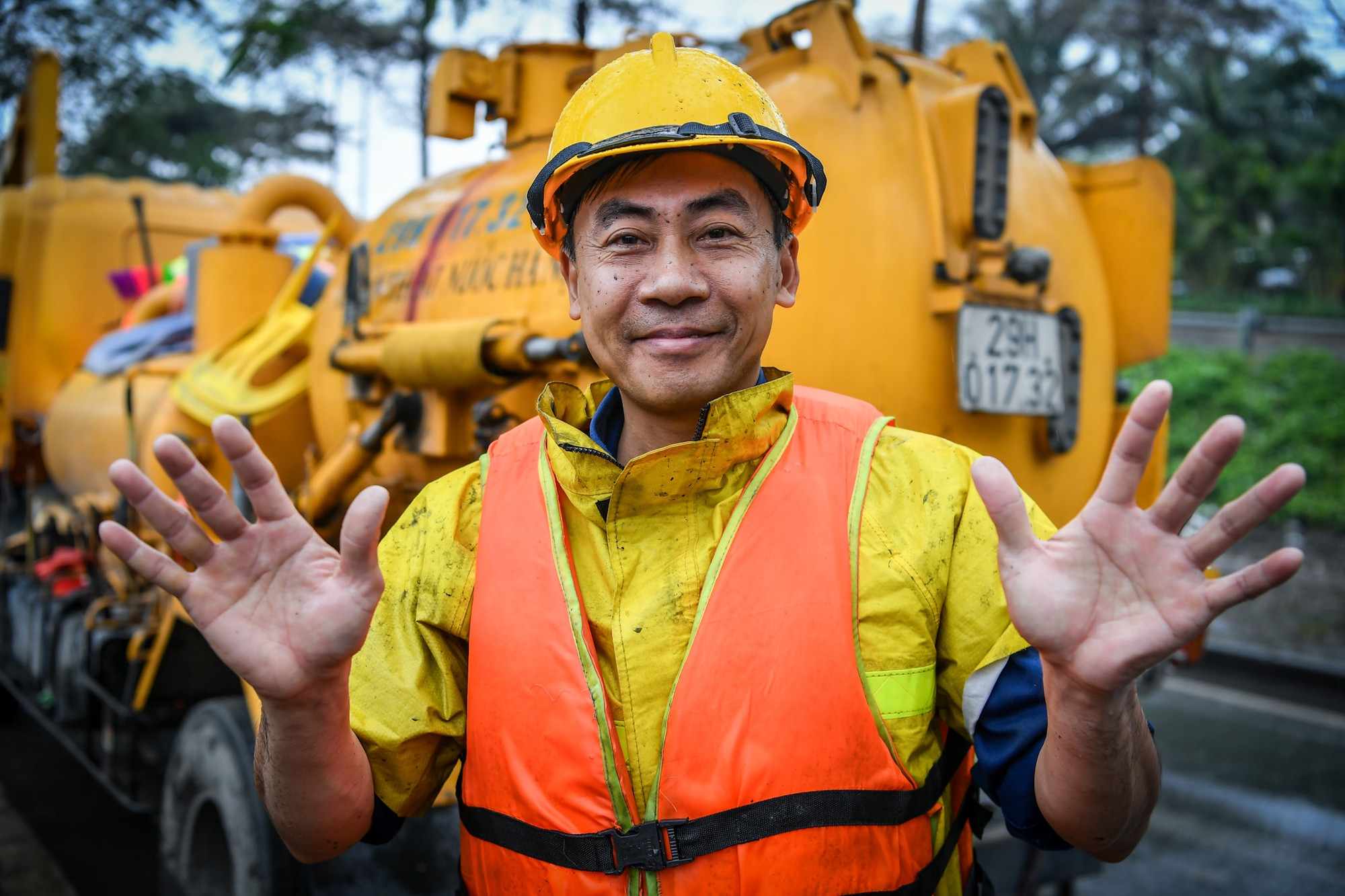 "Cựu binh" Đinh Quang Huy... khoe đôi bàn tay đã tê cóng vì dầm mình dưới lòng sông lâu sau ca làm việc.