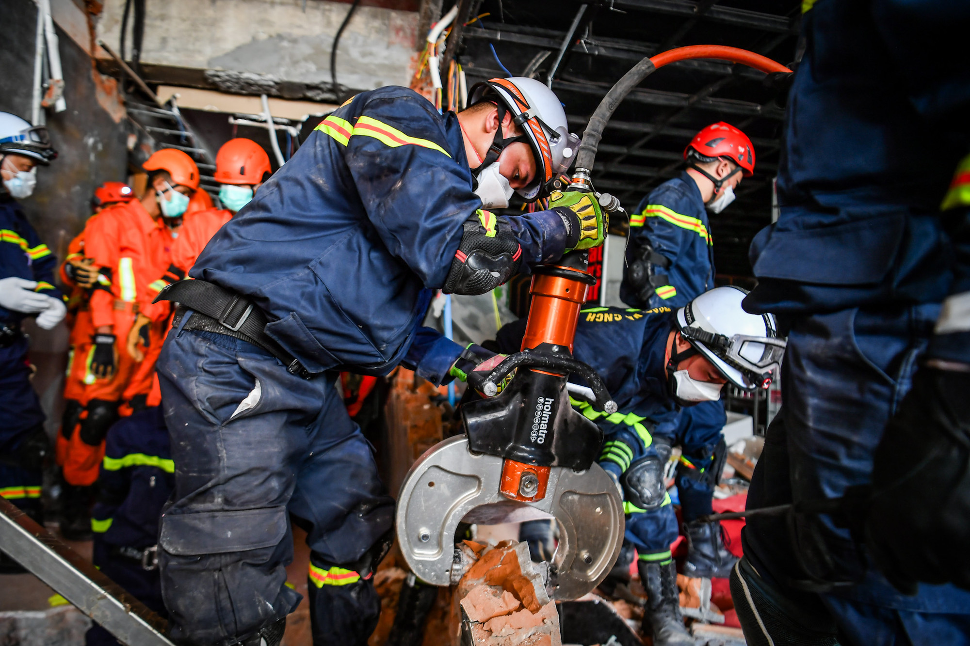 Trong quá trình làm việc, máy thủy lực càng cua hiện đại được đưa vào sử dụng nhằm hạn chế tối đa rung chấn có thể xảy ra.