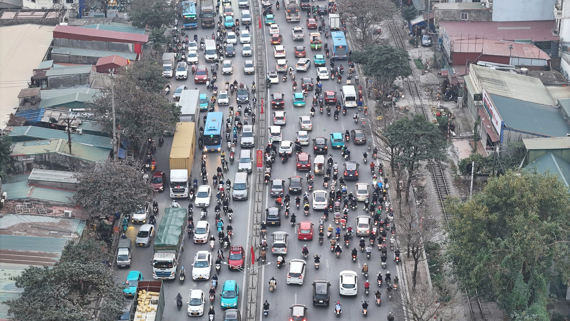 Theo ghi nhận của phóng viên, vào cuối giờ chiều hôm nay, 24/1, tất cả các cửa ngõ ra khỏi Hà Nội đều rơi vào cảnh ùn ứ cục bộ. Theo ghi nhận của phóng viên, vào cuối giờ chiều hôm nay, 24/1, tất cả các cửa ngõ ra khỏi Hà Nội đều rơi vào cảnh ùn ứ cục bộ.