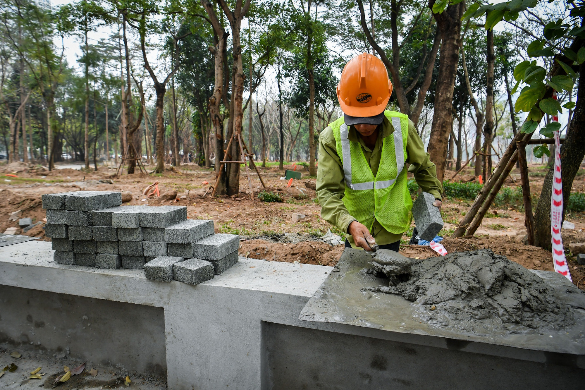 Toàn bộ lớp hàng rào sắt cũ đã được tháo dỡ, thay vào đó, đơn vị thi công xây dựng một bức tường thấp khoảng 40cm để tạo ranh giới với vỉa hè. Lan can này giúp không gian trở nên thông thoáng hơn, đồng thời cho phép người dân tự do ra vào vui chơi, tận hưởng không gian xanh của công viên.