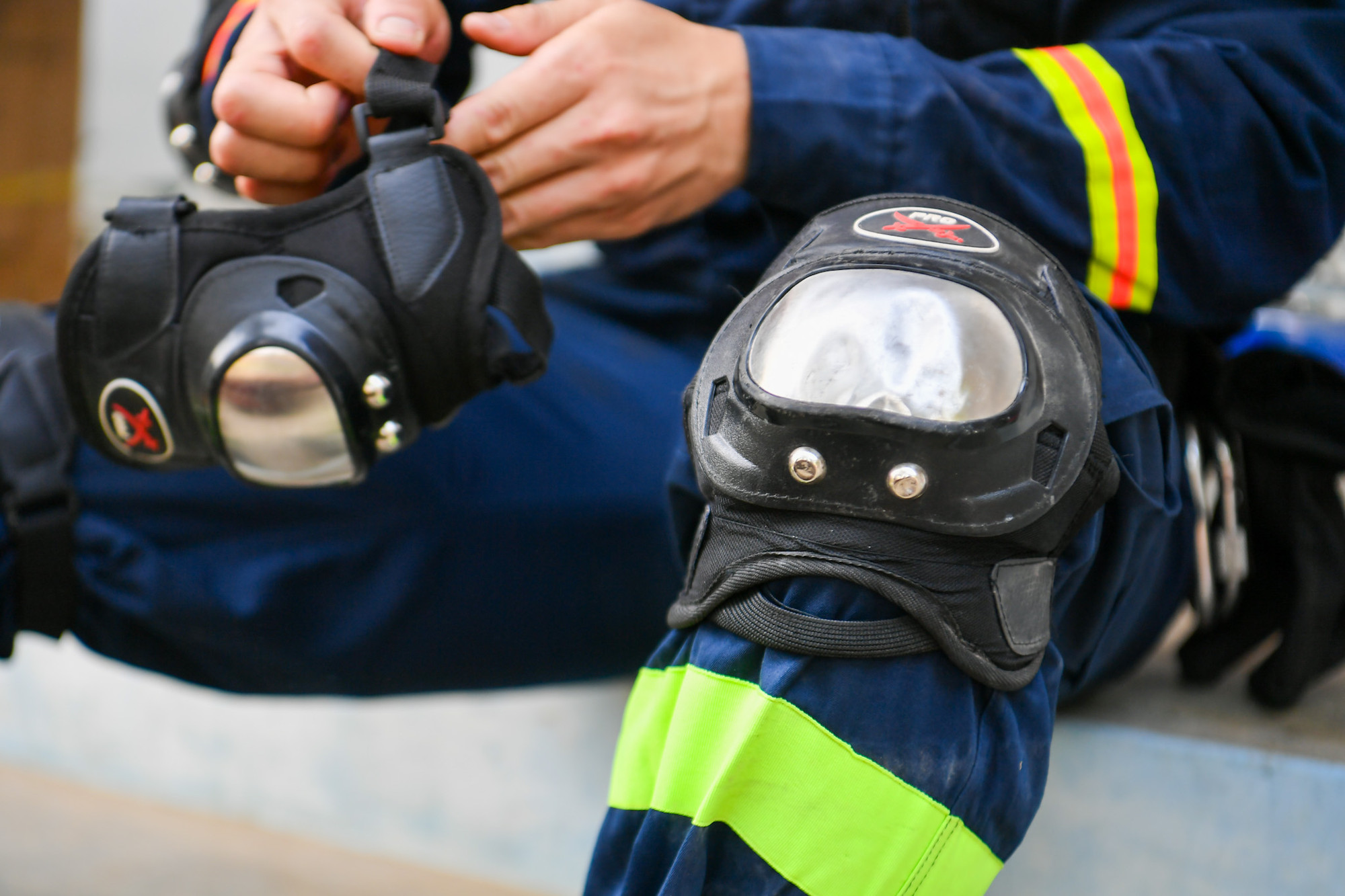 Các thiết bị bảo hộ được kiểm tra rất kỹ càng, nhằm bảo đảm an toàn trong quá trình làm nhiệm vụ của các chiến sĩ.