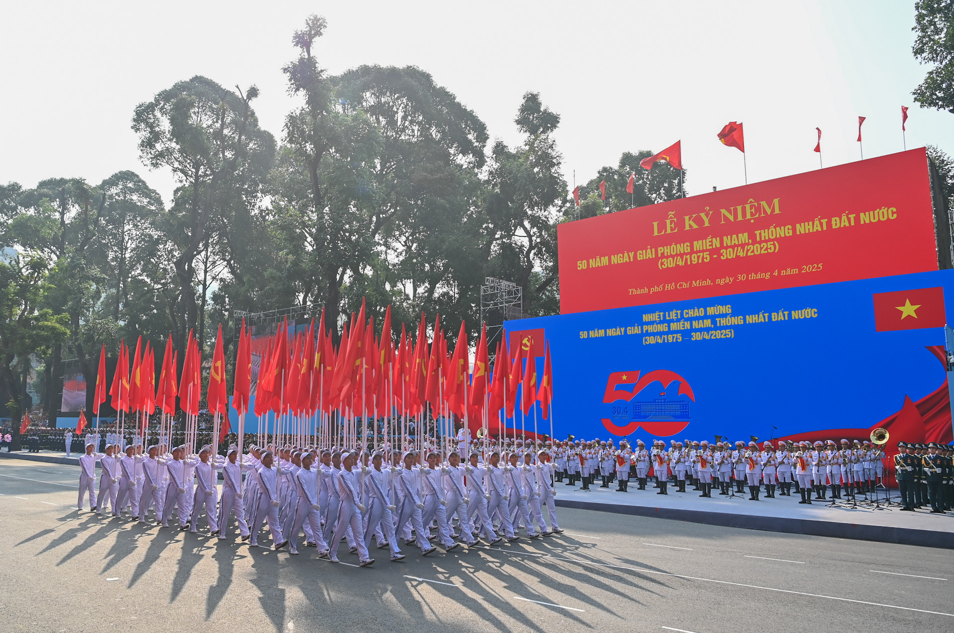 Chính thức vào 8 giờ 5 phút, Thượng tướng Nguyễn Văn Nghĩa, Phó Tổng tham mưu trưởng Quân đội nhân dân Việt Nam điều hành chương trình diễu binh, diễu hành kỷ niệm 50 năm "Ngày Giải phóng miền nam, thống nhất đất nước". Chính thức vào 8 giờ 5 phút, Thượng tướng Nguyễn Văn Nghĩa, Phó Tổng tham mưu trưởng Quân đội nhân dân Việt Nam điều hành chương trình diễu binh, diễu hành kỷ niệm 50 năm "Ngày Giải phóng miền nam, thống nhất đất nước".