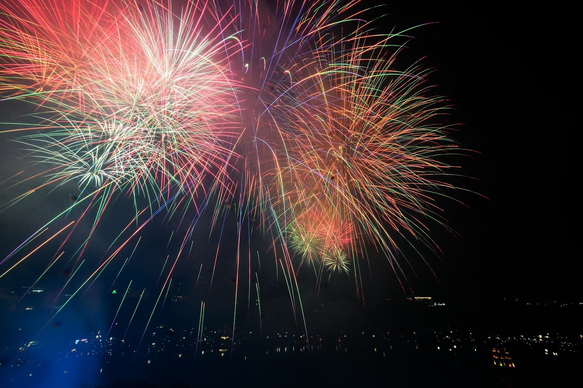 Pháo hoa quan sát từ trên tòa nhà Bưu điện Hà Nội.