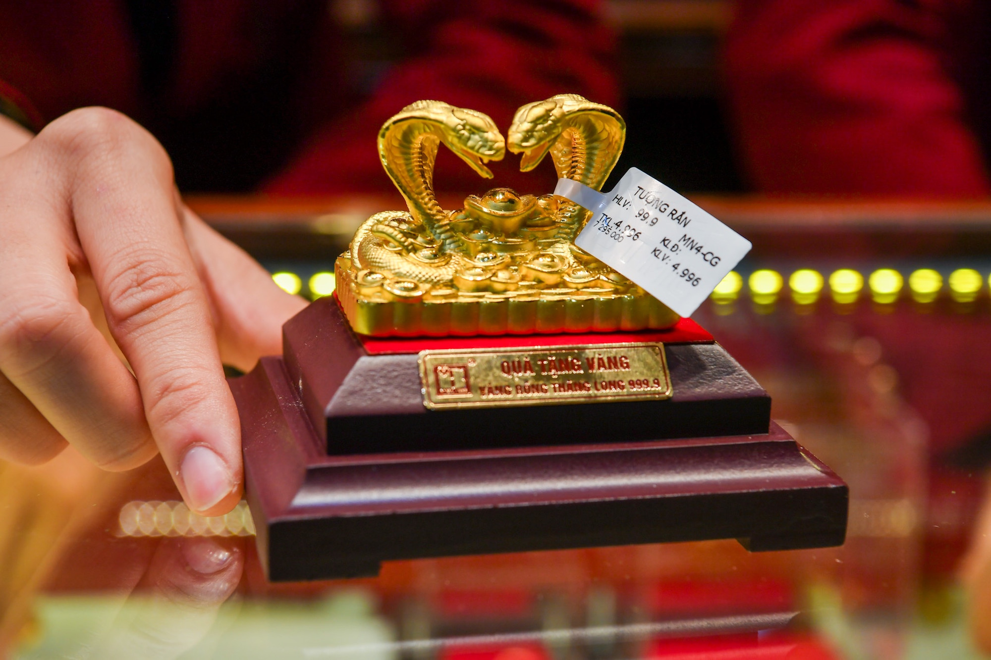 Mẫu tượng kim xà chiêu tài nhận được sự chú ý đặc biệt của khách hàng.