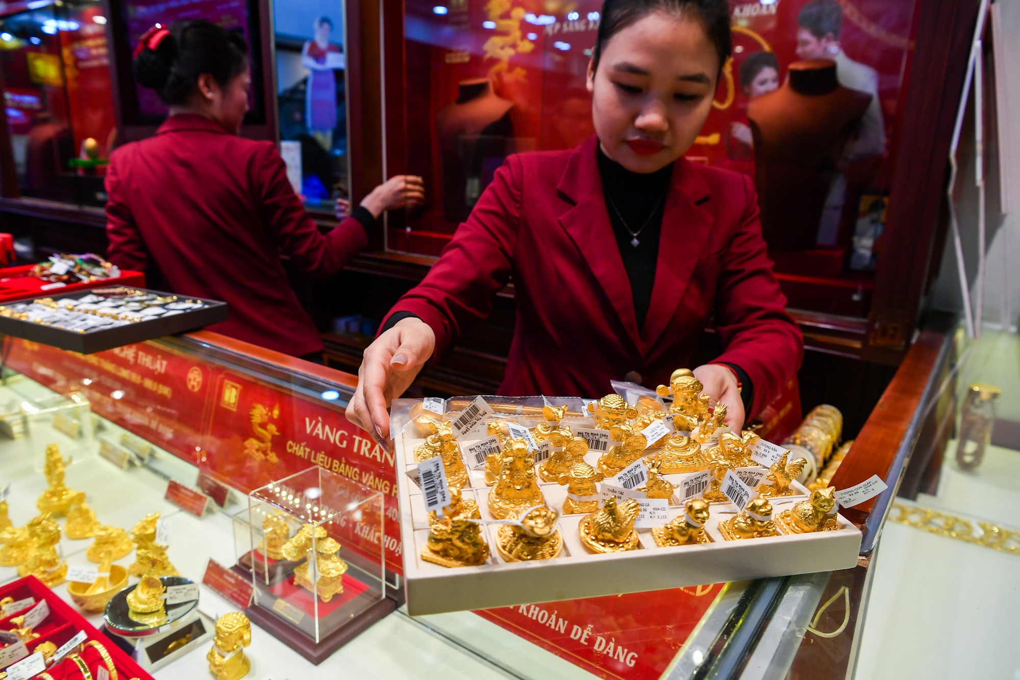 Tới khoảng 6 giờ sáng, các sản phẩm vàng, trang sức mới bắt đầu được bày ra.