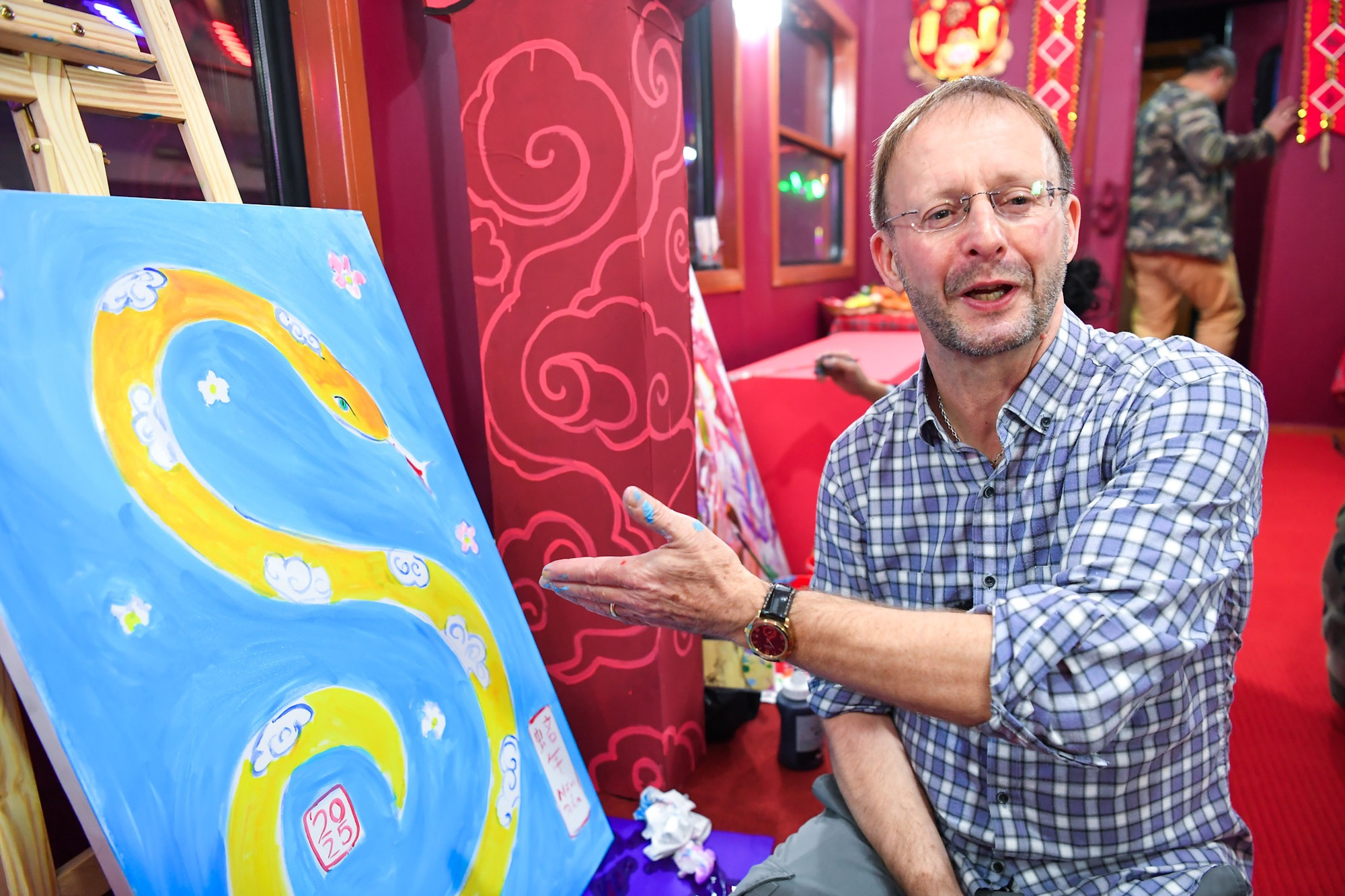 Anh John Lester, họa sĩ người Anh cho biết, bản thân anh rất vui vì được góp mặt trên chuyến tàu đón Tết cổ truyền của Việt Nam. "Tôi rất thích văn hóa Việt Nam và mong muốn được góp một tác phẩm về năm mới Ất Tỵ", anh John Lester hồ hởi.