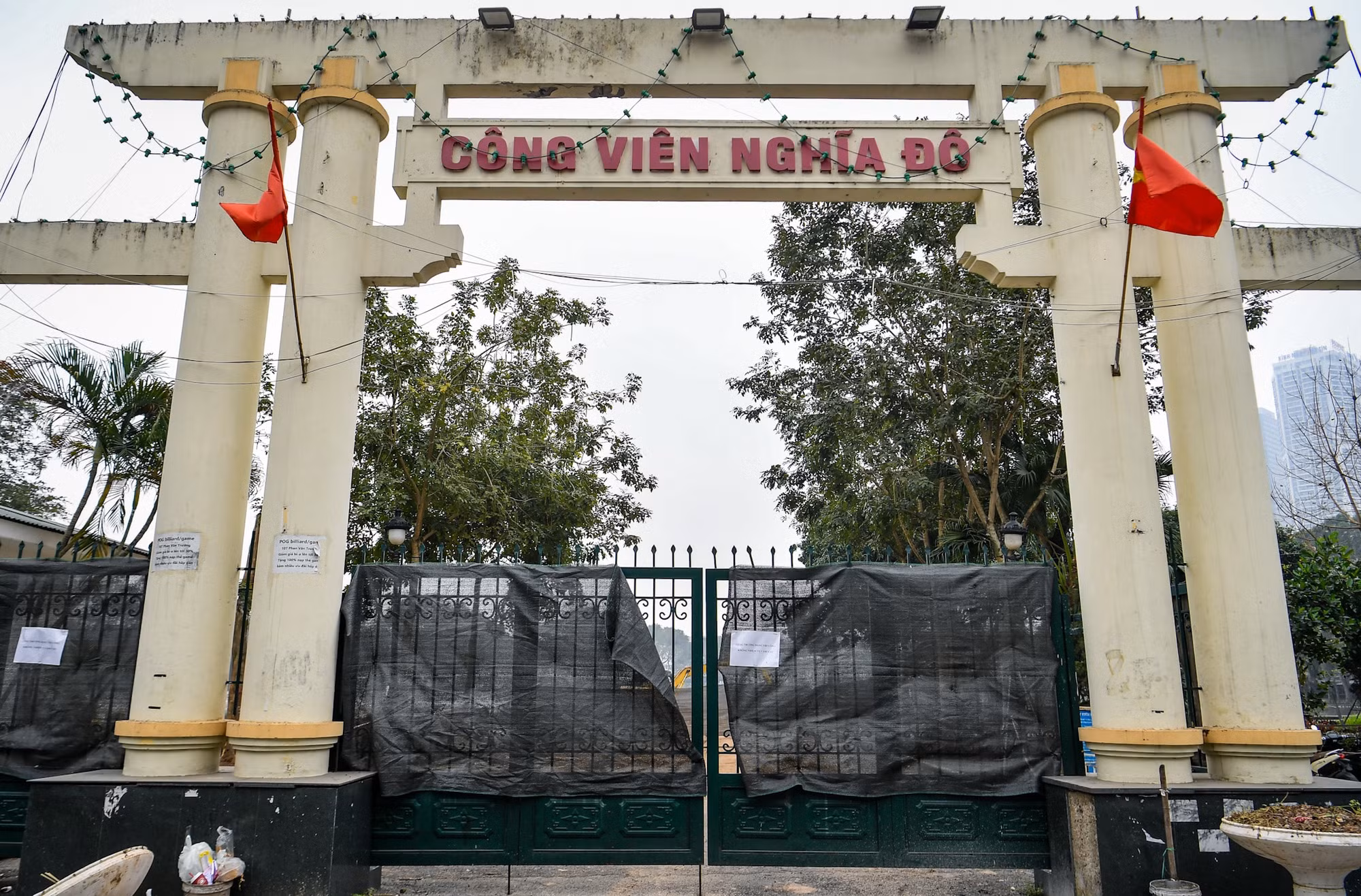 Tại công viên Nghĩa Đô, quá trình cải tạo, nâng cấp công viên cũng đang được khẩn trương tiến hành.