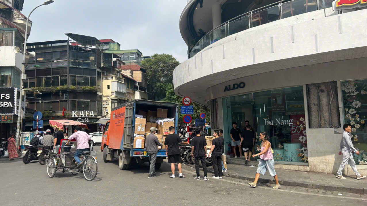 Cảnh vận chuyển đồ tấp nập.