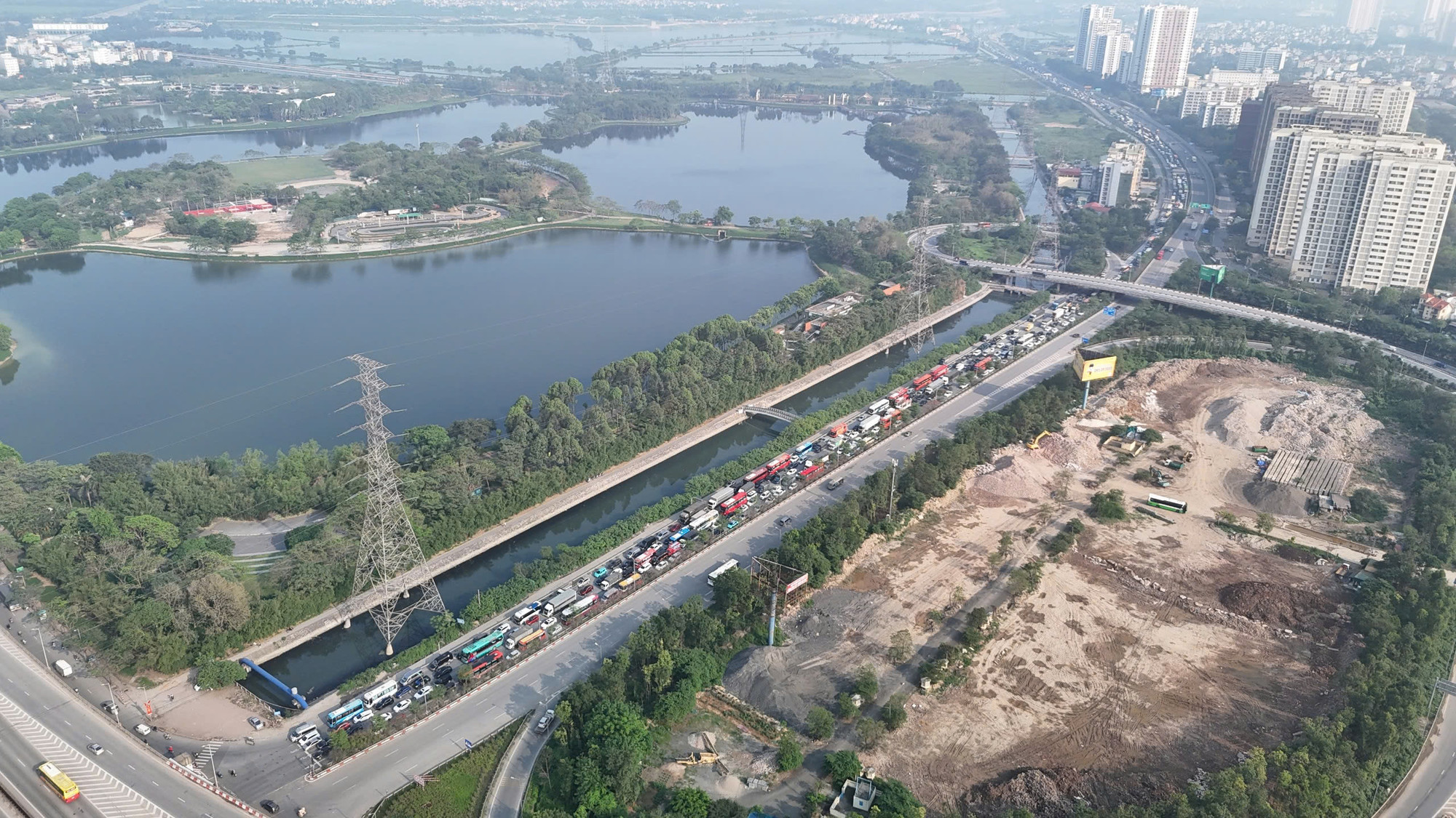 Dịp nghỉ lễ năm nay kéo dài 5 ngày, từ 30/4 đến hết 4/5. Chiều 29/4, ngày làm việc cuối cùng trước kỳ nghỉ, nhiều người tranh thủ rời thành phố về quê hoặc đi du lịch, khiến lưu lượng giao thông tăng cao trên nhiều tuyến đường. Trong ảnh, tuyến đường dẫn ra cửa ngõ phía nam thành phố ùn tắc kéo dài.