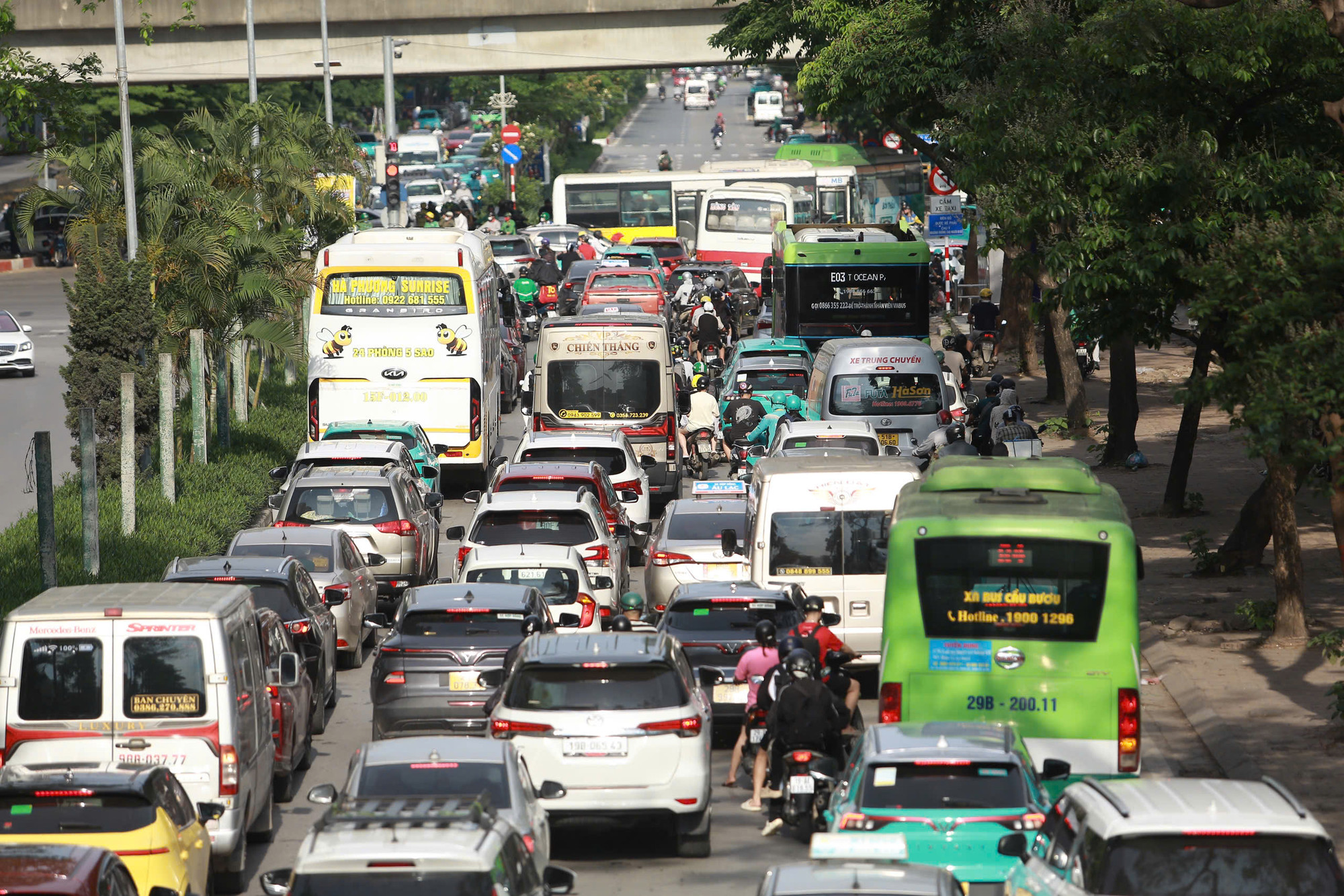 Chiều 4/5, theo ghi nhận của phóng viên Báo Nhân Dân, các tuyến đường chung quanh các bến xe lớn tại Hà Nội đã rơi vào cảnh ùn tắc cục bộ. Trong ảnh, trên đoạn đường Nguyễn Hoàng bên cạnh bến xe Mỹ Đình, hàng trăm phương tiện xếp hàng dài, nhích từng mét.