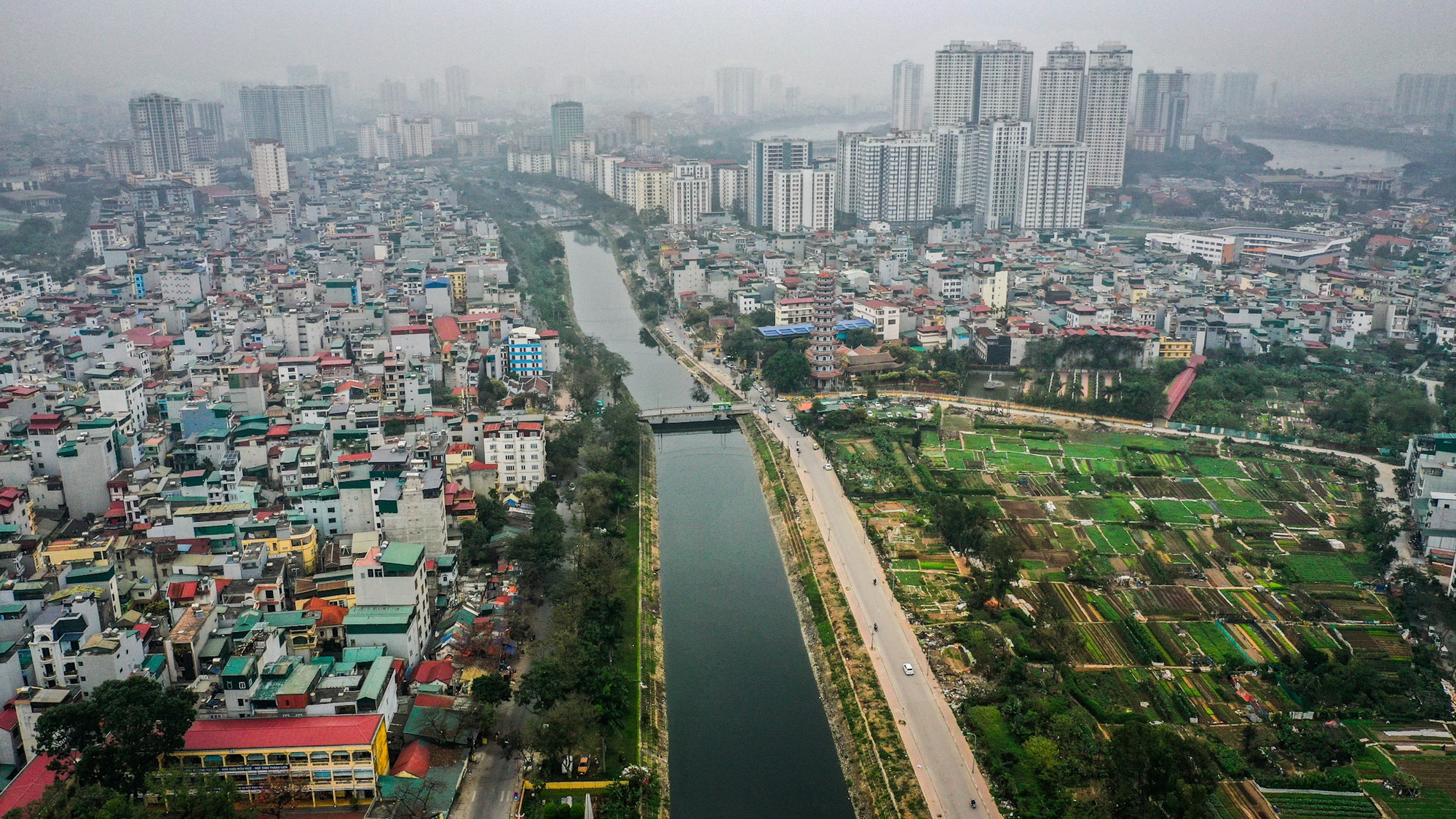 Toàn cảnh sông Tô Lịch đoạn chảy qua huyện Thanh Trì nhìn từ trên cao.