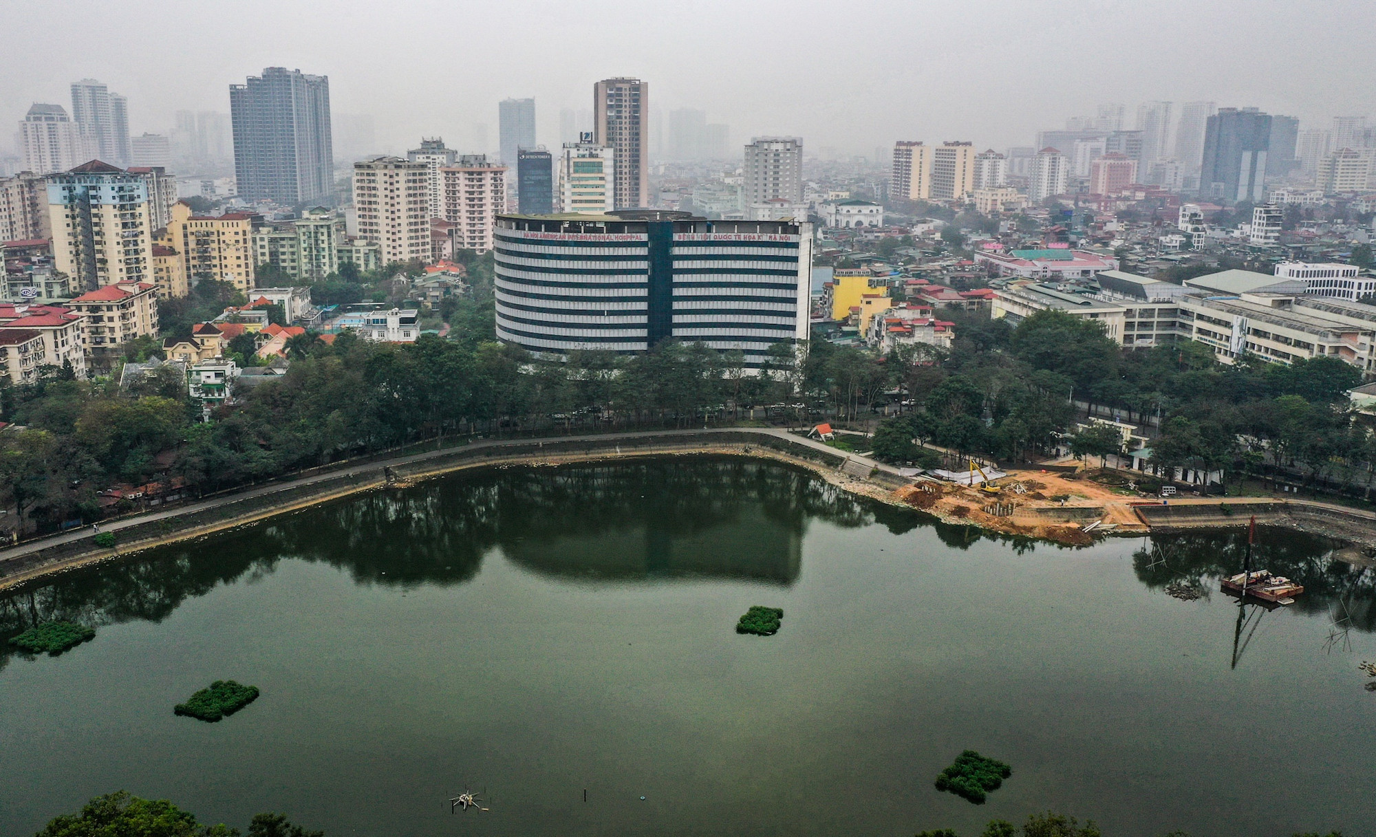 Toàn cảnh công viên Nghĩa Đô nhìn từ trên cao.