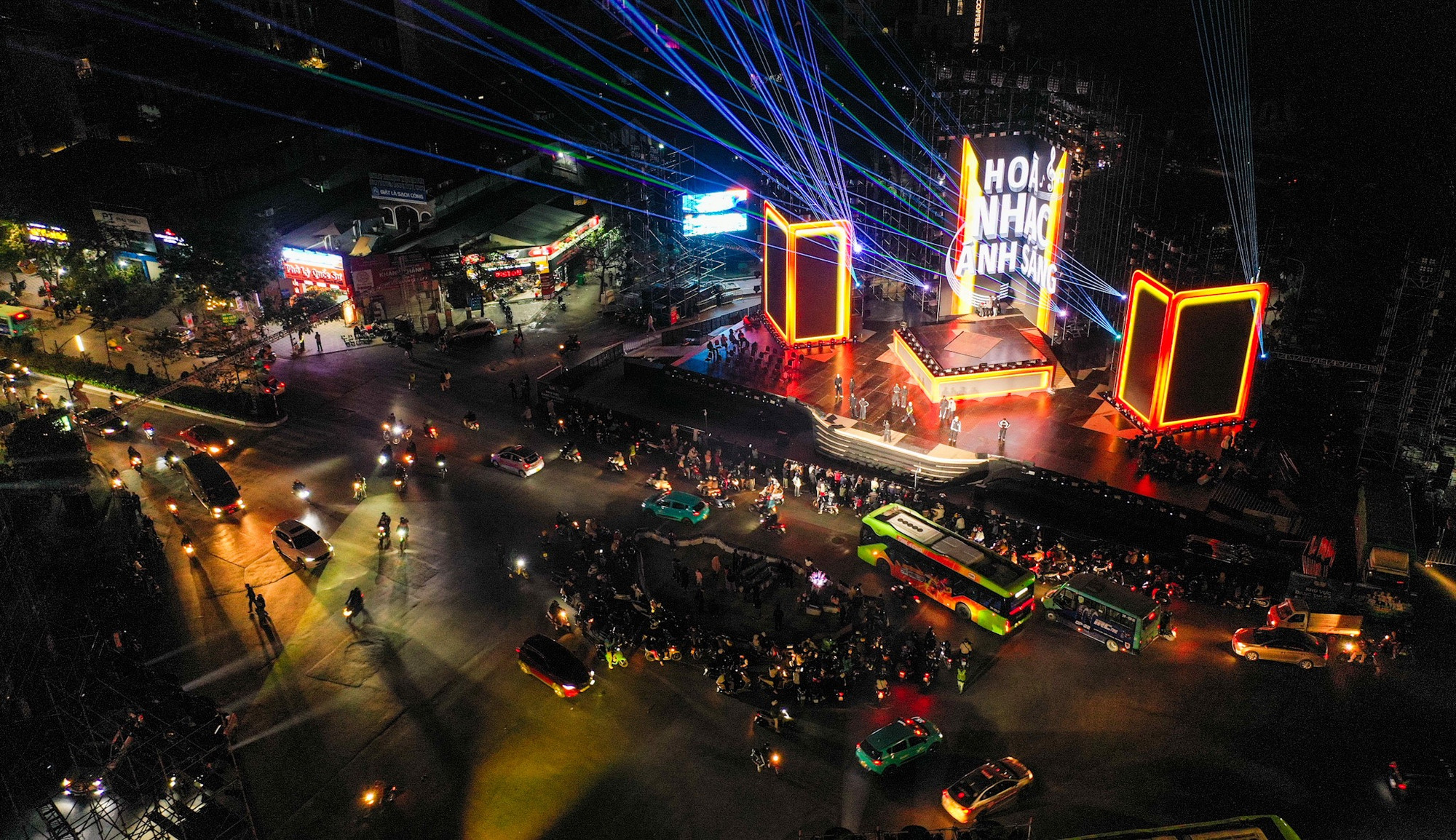 Đây cũng là lần đầu tiên công nghệ drone ánh sáng được sử dụng trên quy mô lớn với màn trình diễn của drone rồng thế hệ mới, hứa hẹn mang tới màn trình diễn mãn nhãn trên bầu trời Hà Nội.