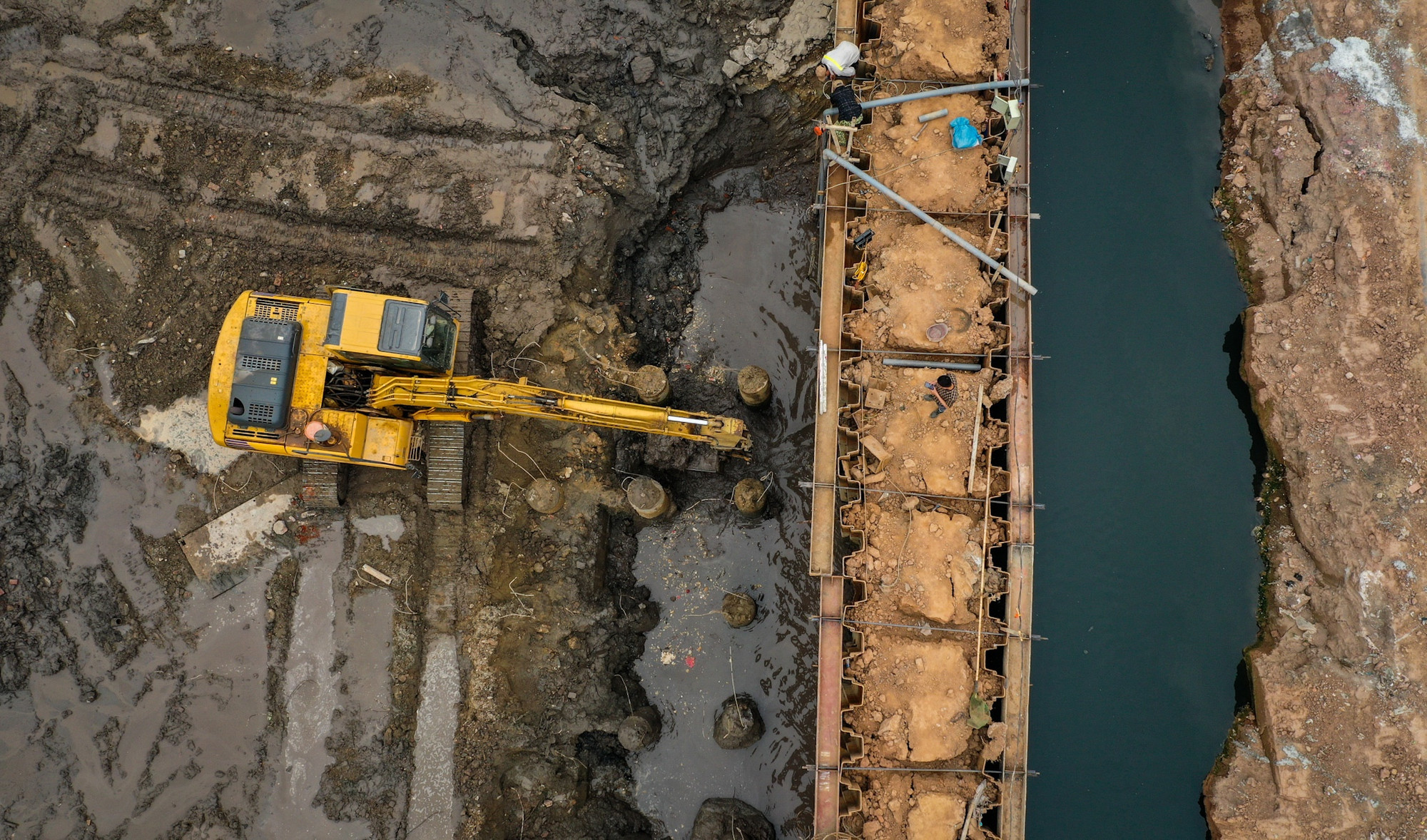 Hiện một đoạn lòng sông Tô Lịch đoạn gần cầu Quang đã được các đơn vị thi công khoanh lại, hút cạn nước để tiến hành xây đập dâng. Bên cạnh đó, để bảo đảm tiêu thoát nước, đơn vị thi công vẫn để lại một khu vực rộng khoảng 2m bên cạnh công trình.