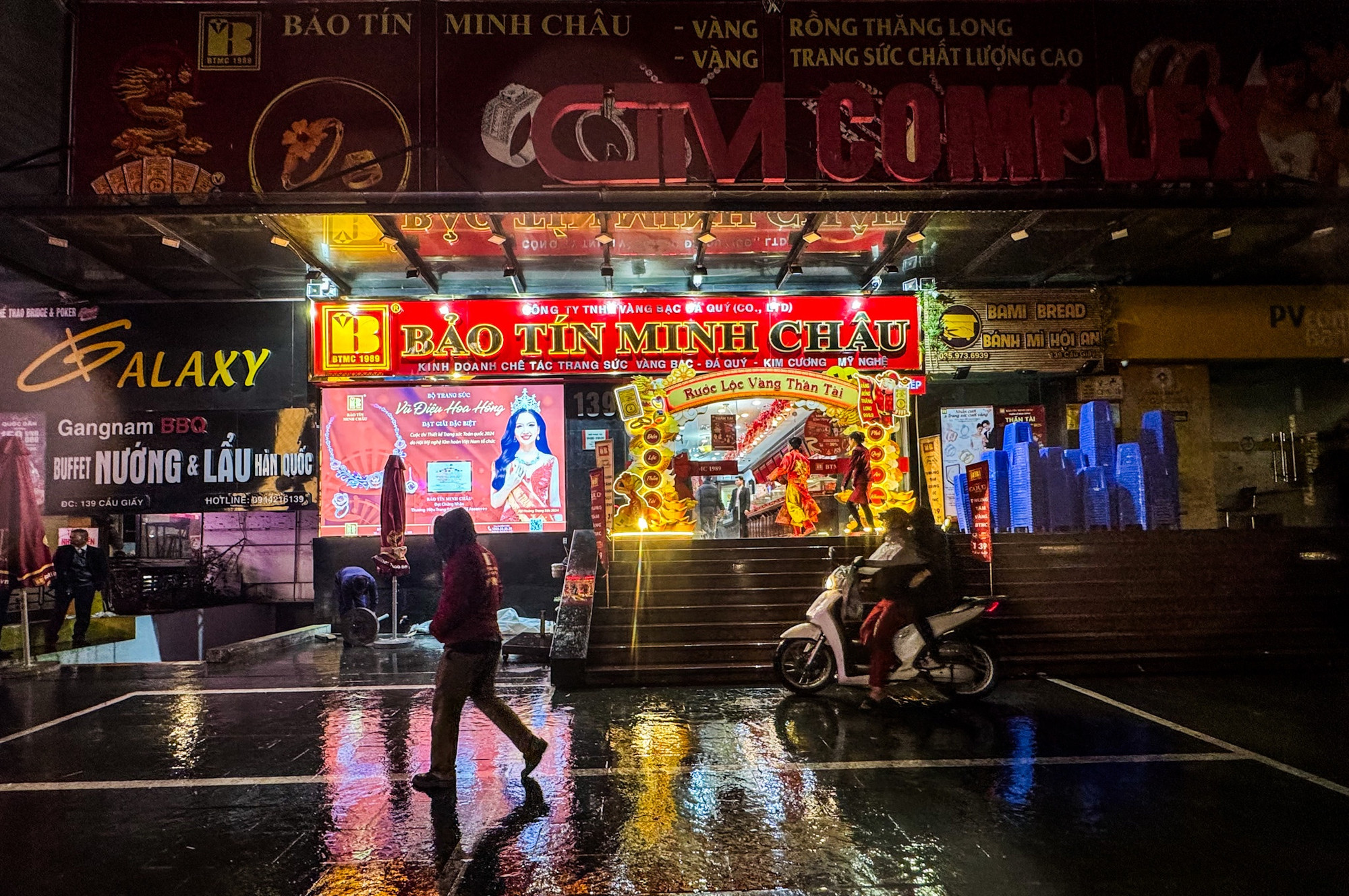 Sáng nay (7/2) là ngày vía thần Tài 10/1 âm lịch, được coi là ngày hội mua vàng theo tín ngưỡng dân gian. Từ lâu, cứ vào ngày này, nhiều người lại đổ đến những tiệm vàng uy tín để mua vàng đầu năm với mong muốn cả năm đón tài lộc, may mắn. Tuy nhiên, theo ghi nhận của phóng viên, năm nay, lượng khách tới thực hiện giao dịch không quá đông.