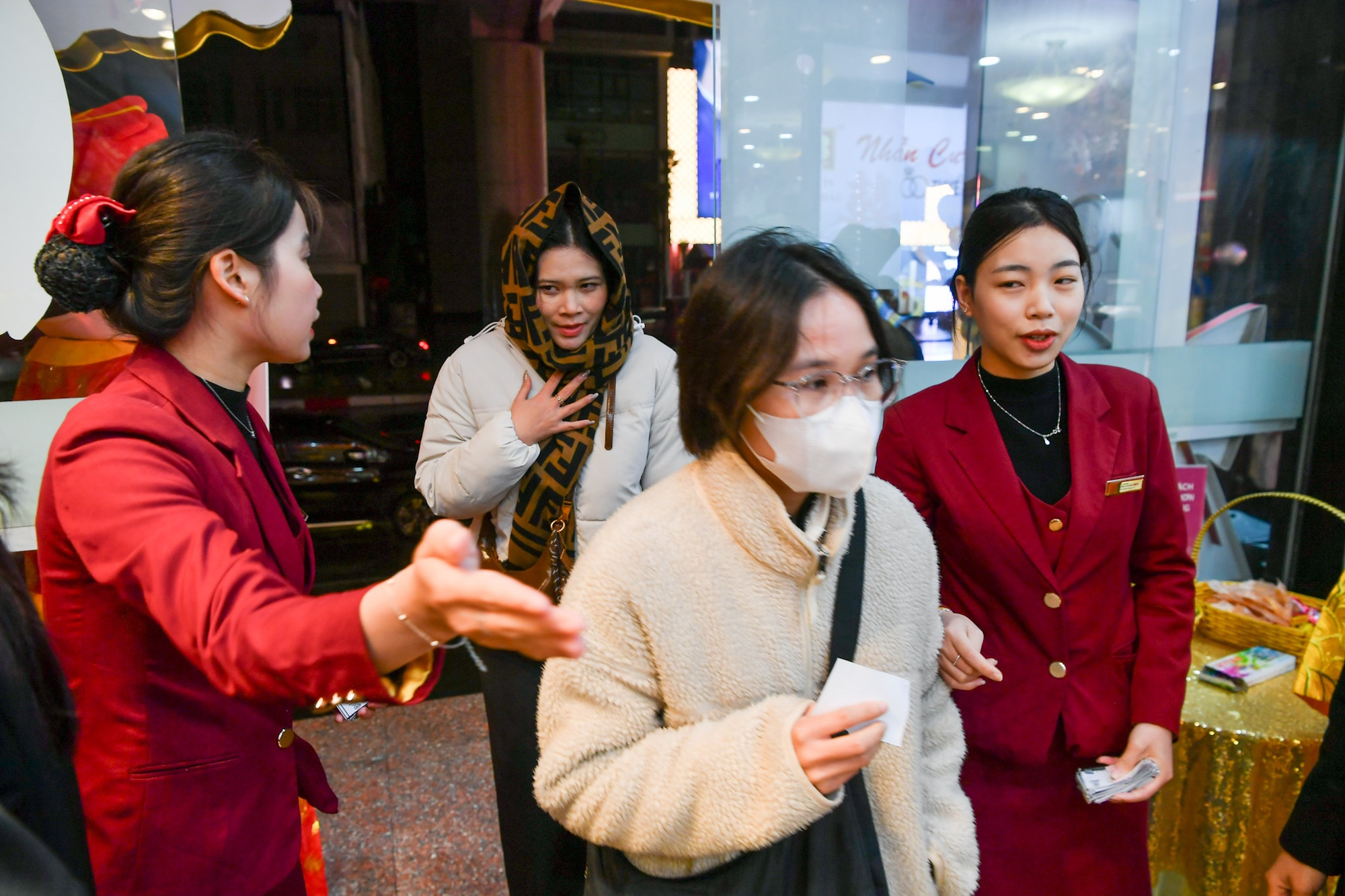 Để bảo đảm việc phục vụ tốt nhất, Bảo Tín Minh Châu đã mở rộng quầy quỹ, bố trí phân luồng khách hàng để tránh tình trạng tập trung đông người, lắp đặt dải phân cách và xếp ghế ngồi thứ tự giúp giao dịch diễn ra nhanh chóng và thuận tiện.