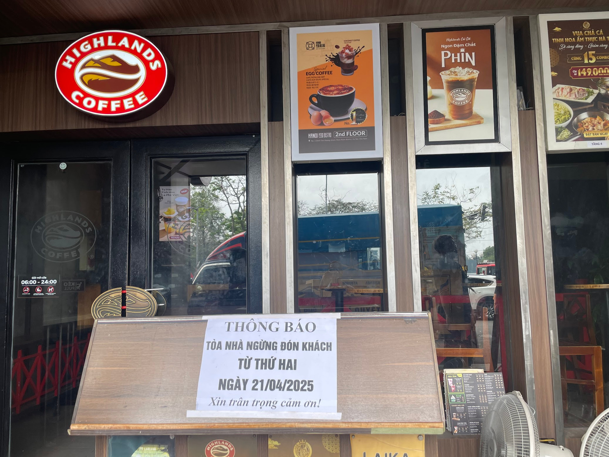 Tại sảnh trước, thông báo tòa nhà ngừng đón khách từ ngày 21/4 cũng được treo.