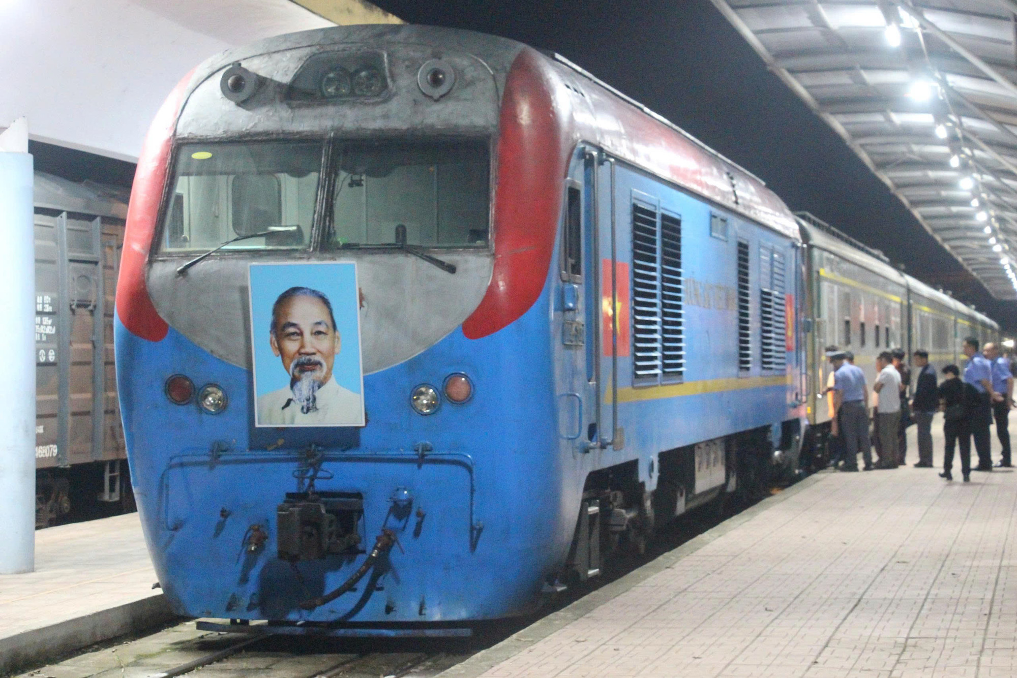 Sau khi thay đầu máy Việt Nam, đoàn tàu tiếp tục di chuyển. Tới sáng sớm nay, 26/5, tàu đã về đến ga Gia Lâm, kết thúc hành trình an toàn.