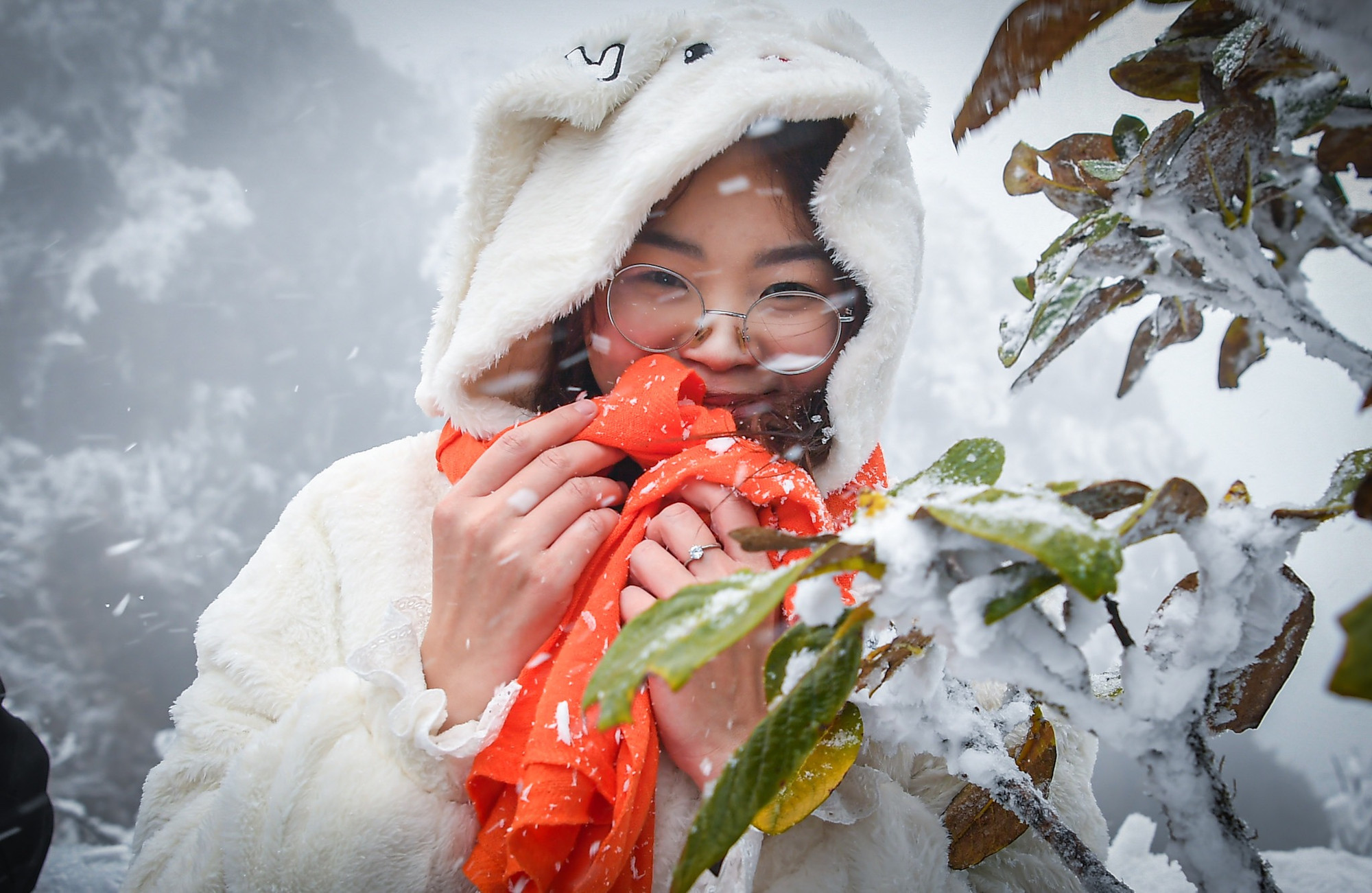 Du khách tranh thủ chụp với băng tuyết.