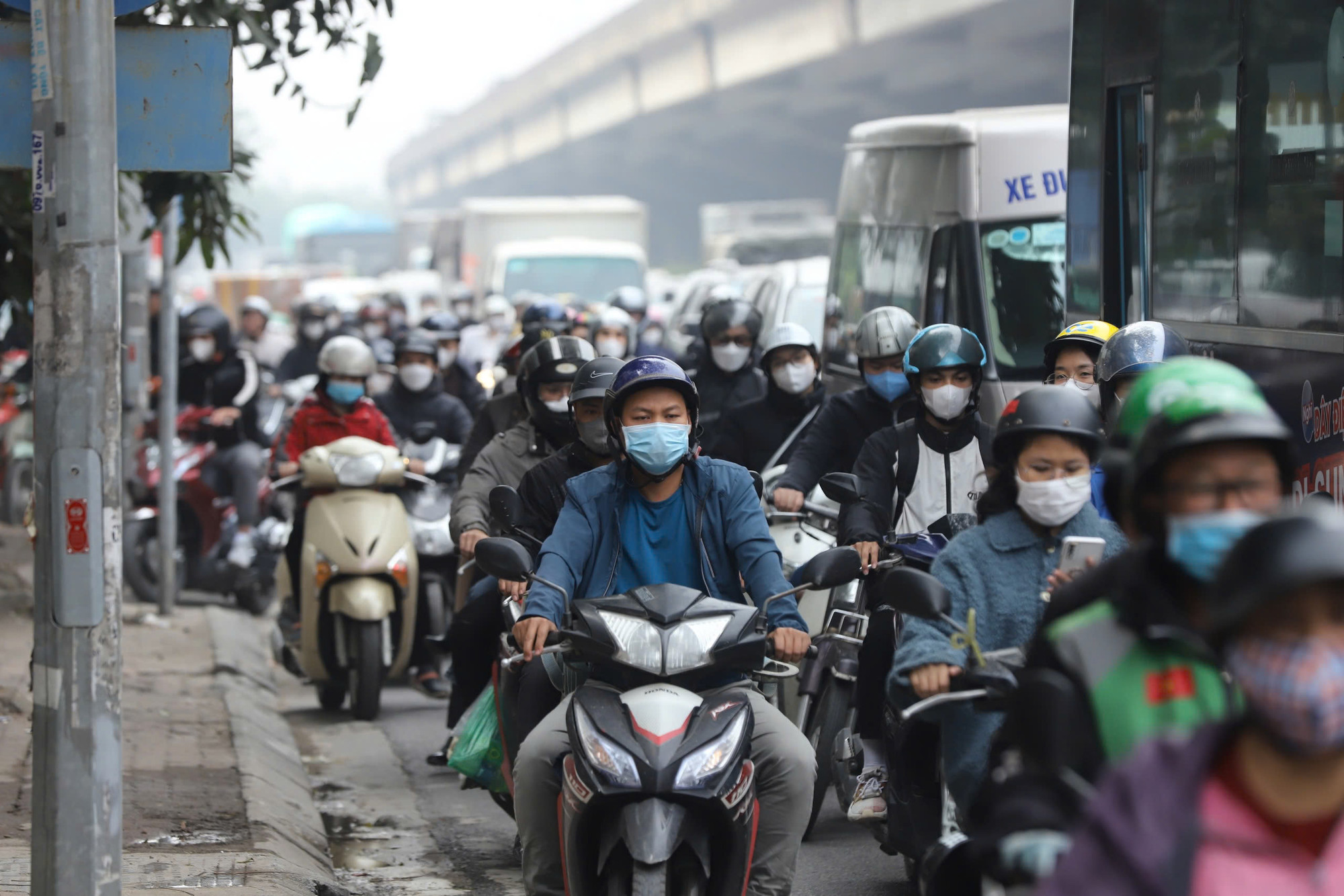 Theo nghiên cứu được Viện Khoa học và Công nghệ môi trường, Trường đại học Bách khoa Hà Nội công bố, khí thải xăng và dầu diesel từ giao thông đã đóng góp tới 46% lượng bụi siêu mịn.