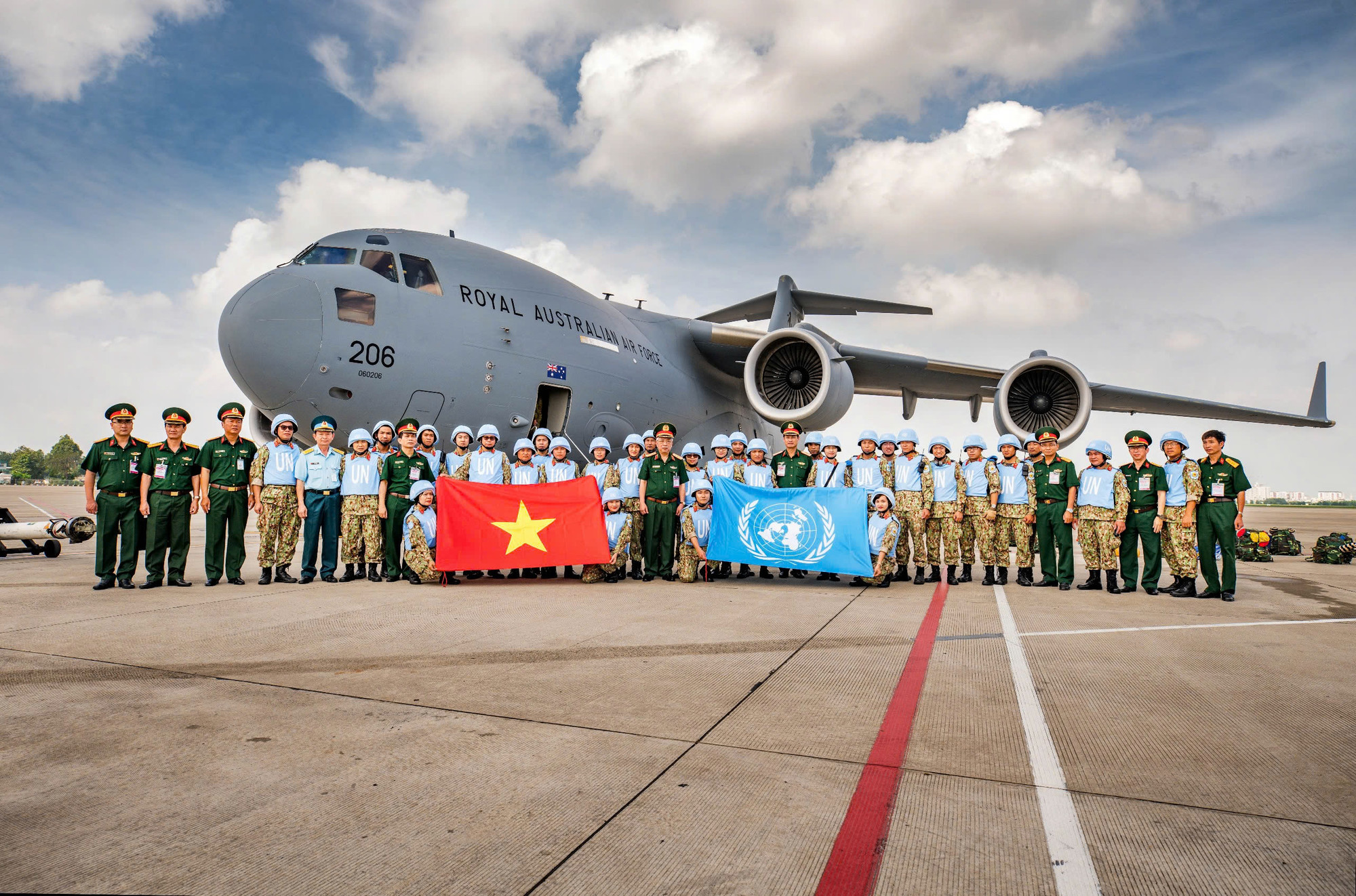 Những câu chuyện về lòng dũng cảm, tinh thần trách nhiệm, sự hy sinh quên mình vì mục tiêu cao cả của các chiến sĩ 'mũ nồi xanh' Việt Nam sẽ là nguồn động lực mạnh mẽ, khơi dậy lòng yêu nước, tự hào dân tộc và khát vọng cống hiến của những thế hệ tương lai".