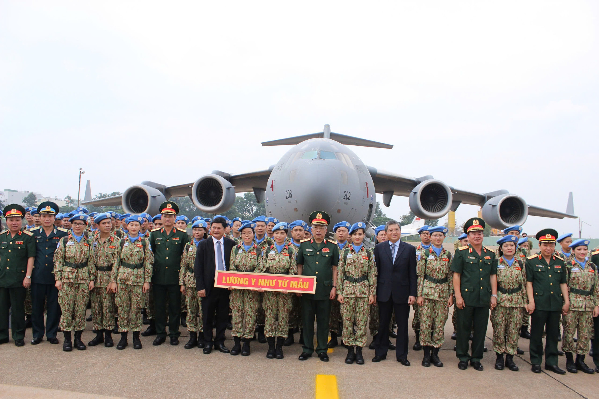 Cố Thượng tướng Nguyễn Chí Vịnh cùng các chiến sĩ mũ nồi xanh Việt Nam.