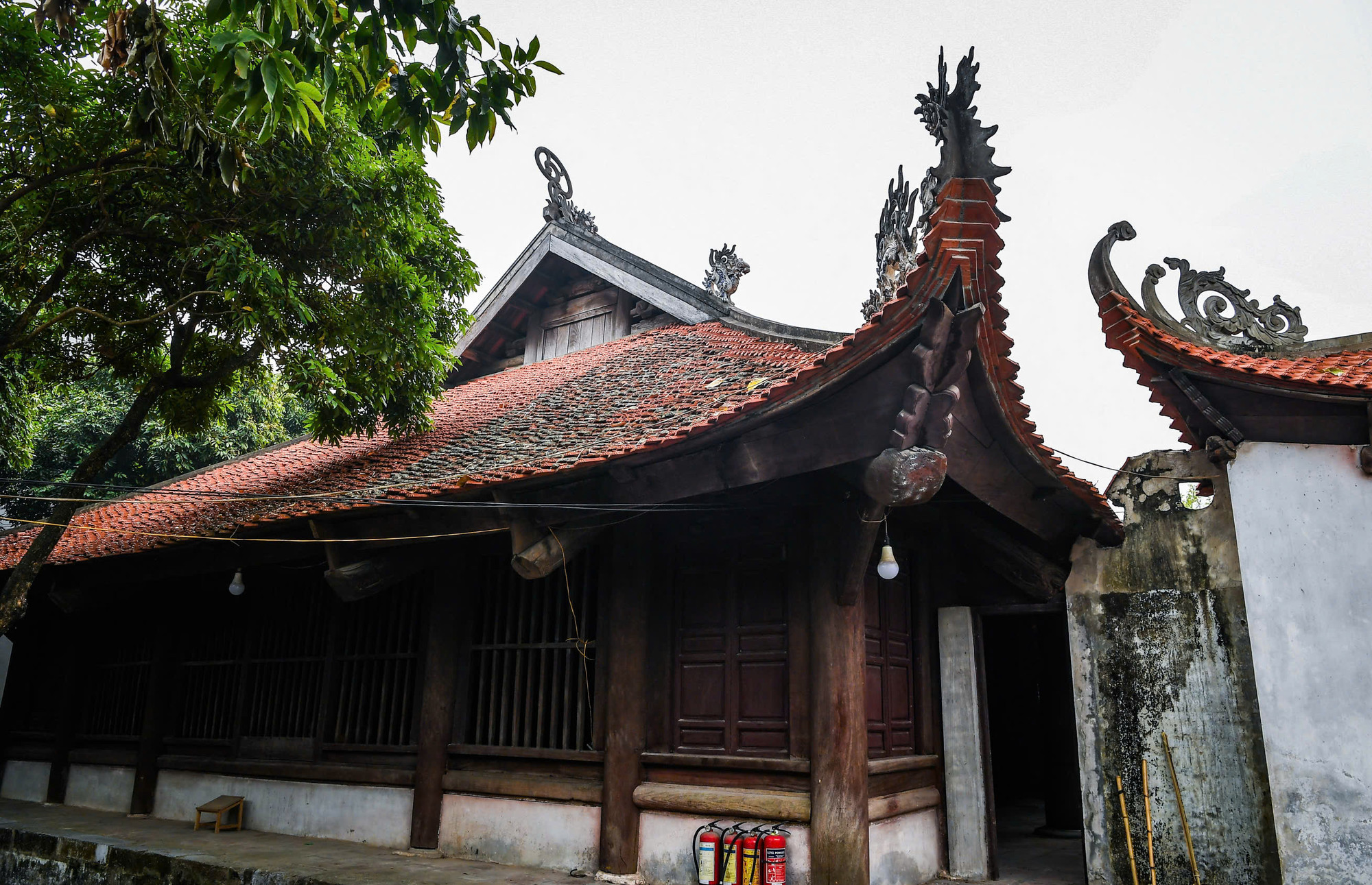 Nhìn từ phía bên ngoài, toàn bộ cấu kiện nguyên thủy được làm bằng gỗ xoan với mái lớn, thân thấp, phù hợp với cả không gian, khí hậu, hoàn cảnh, cho thấy đây là một sáng tạo của cư dân địa phương. Nhìn từ phía bên ngoài, toàn bộ cấu kiện nguyên thủy được làm bằng gỗ xoan với mái lớn, thân thấp, phù hợp với cả không gian, khí hậu, hoàn cảnh, cho thấy đây là một sáng tạo của cư dân địa phương.