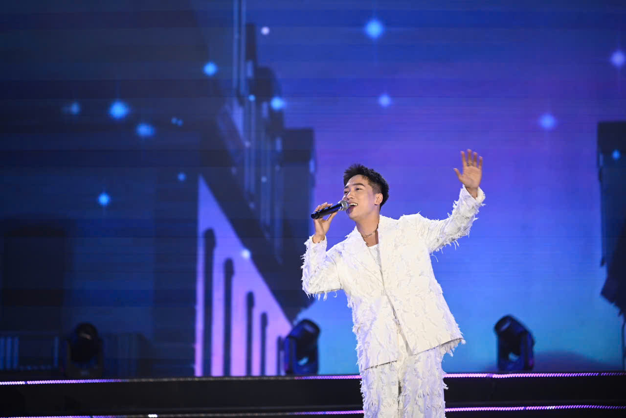 Mở đầu chương trình, 8 ca sĩ giọng hát hay Hà Nội trình diễn các bài hát về mùa xuân và Hà Nội.