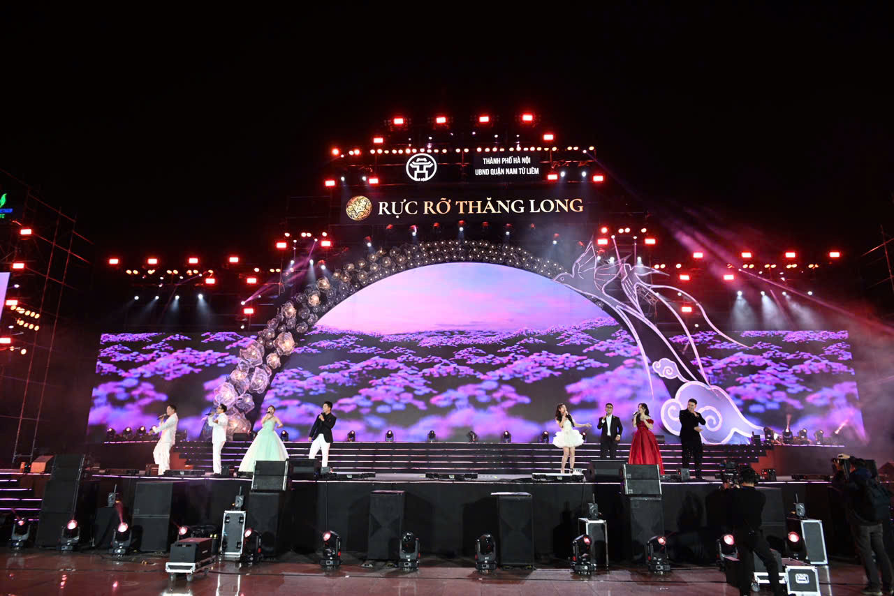 Tối 28/1, tại Sân vận động quốc gia Mỹ Đình đã diễn ra chương trình nghệ thuật chào năm mới Ất Tỵ 2025 với chủ đề Rực rỡ Thăng Long.