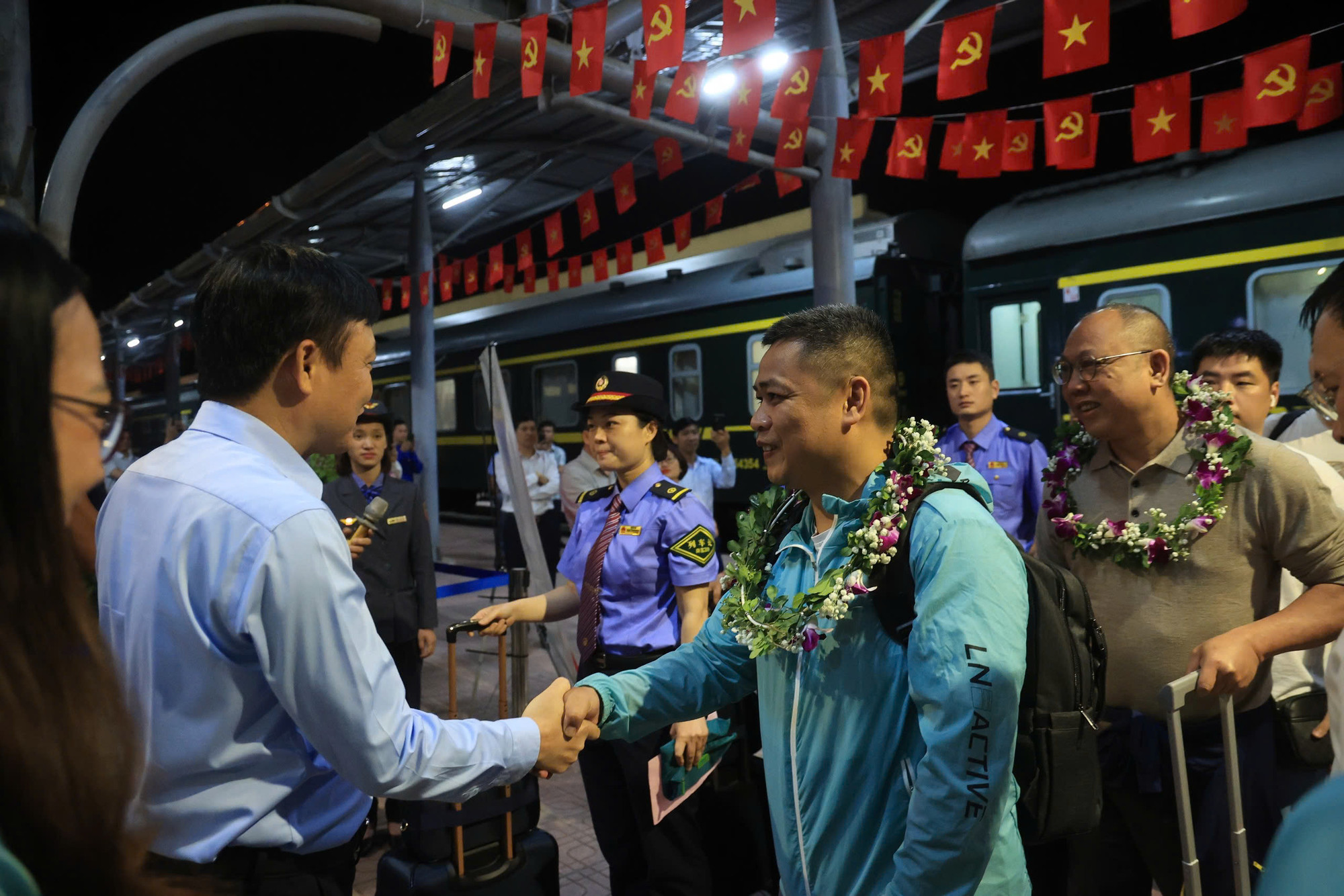 Lãnh đạo Tổng Công ty Đường sắt Việt Nam chào đón những hành khách đầu tiên của đoàn tàu liên vận Việt-Trung tại ga Đồng Đăng.