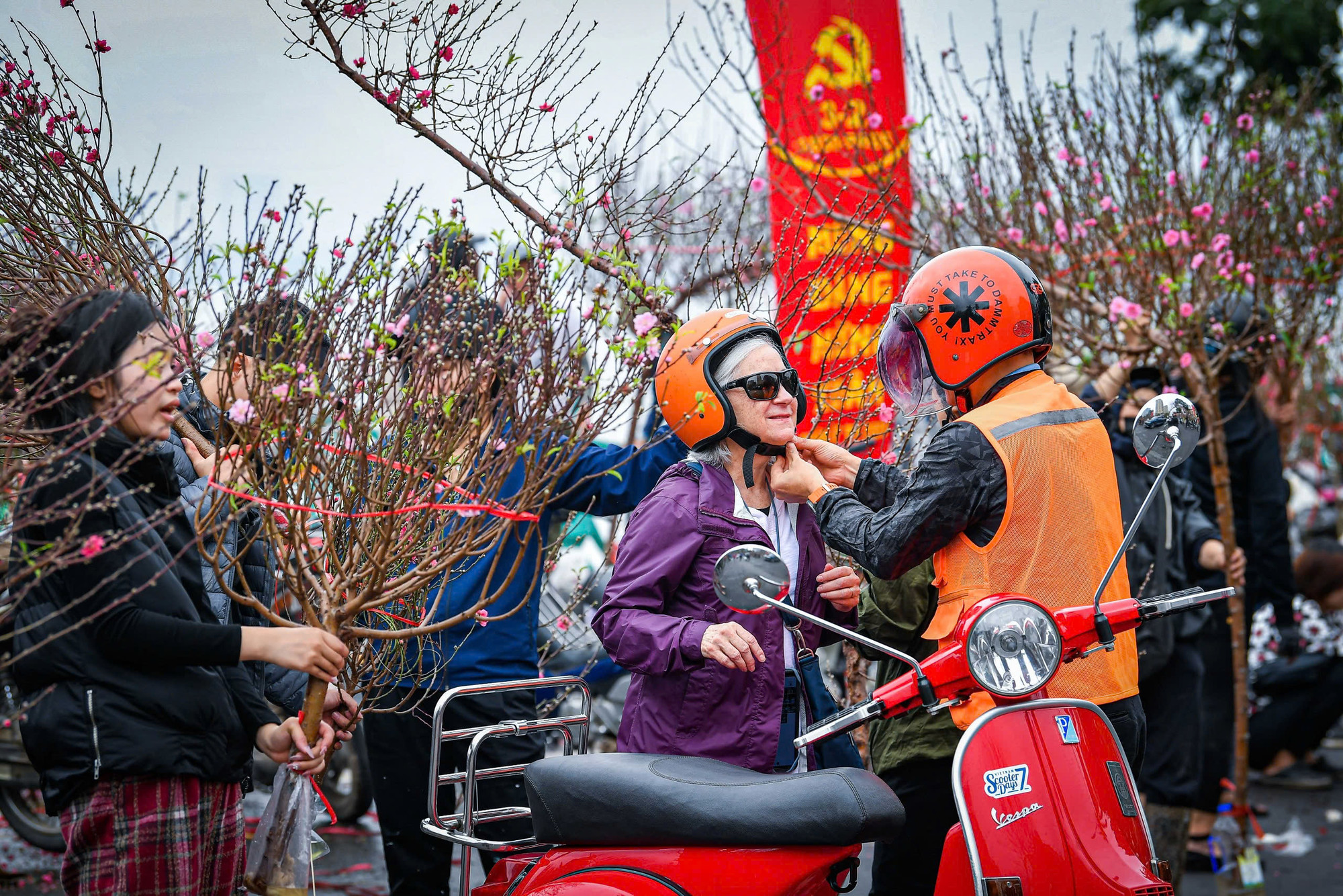 Nhiều vị khách nước ngoài cũng tới chợ hoa, vừa để ngắm nhìn, vừa để thưởng thức phong vị Tết của người Việt Nam.