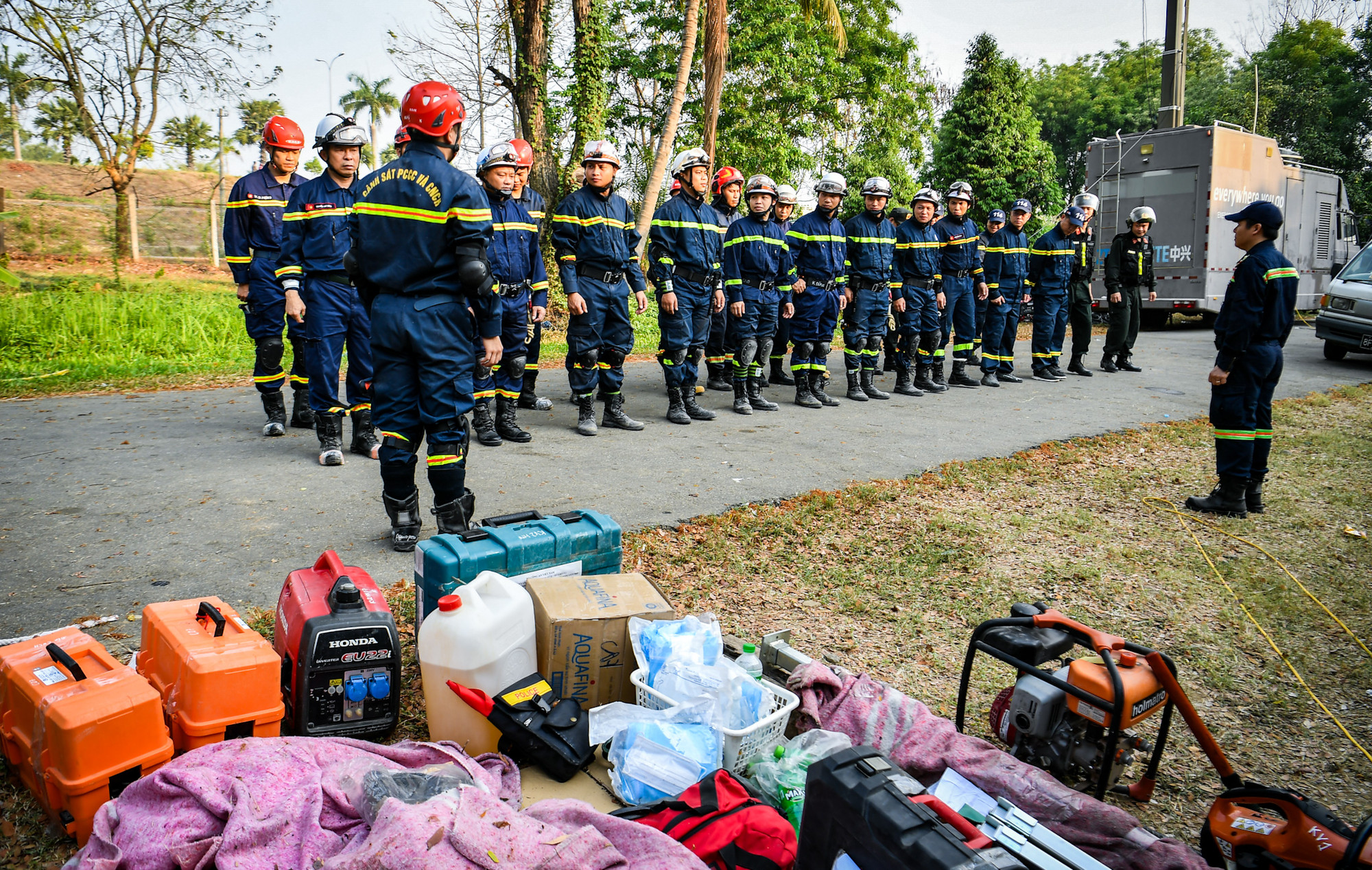 Mỗi buổi sáng trước khi lên đường ra hiện trường, Đại tá Nguyễn Minh Khương - Chỉ huy Đoàn công tác Bộ Công an Việt Nam đều tổ chức đội hình 26 thành viên trong Đoàn để tổng kết rút kinh nghiệm ngày làm việc trước đó.