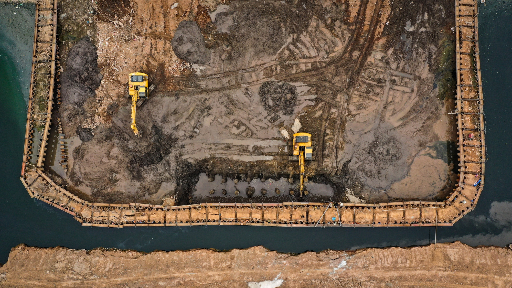 Các thiết bị cơ giới được huy động để tiến hành đào móng cho đập dâng.