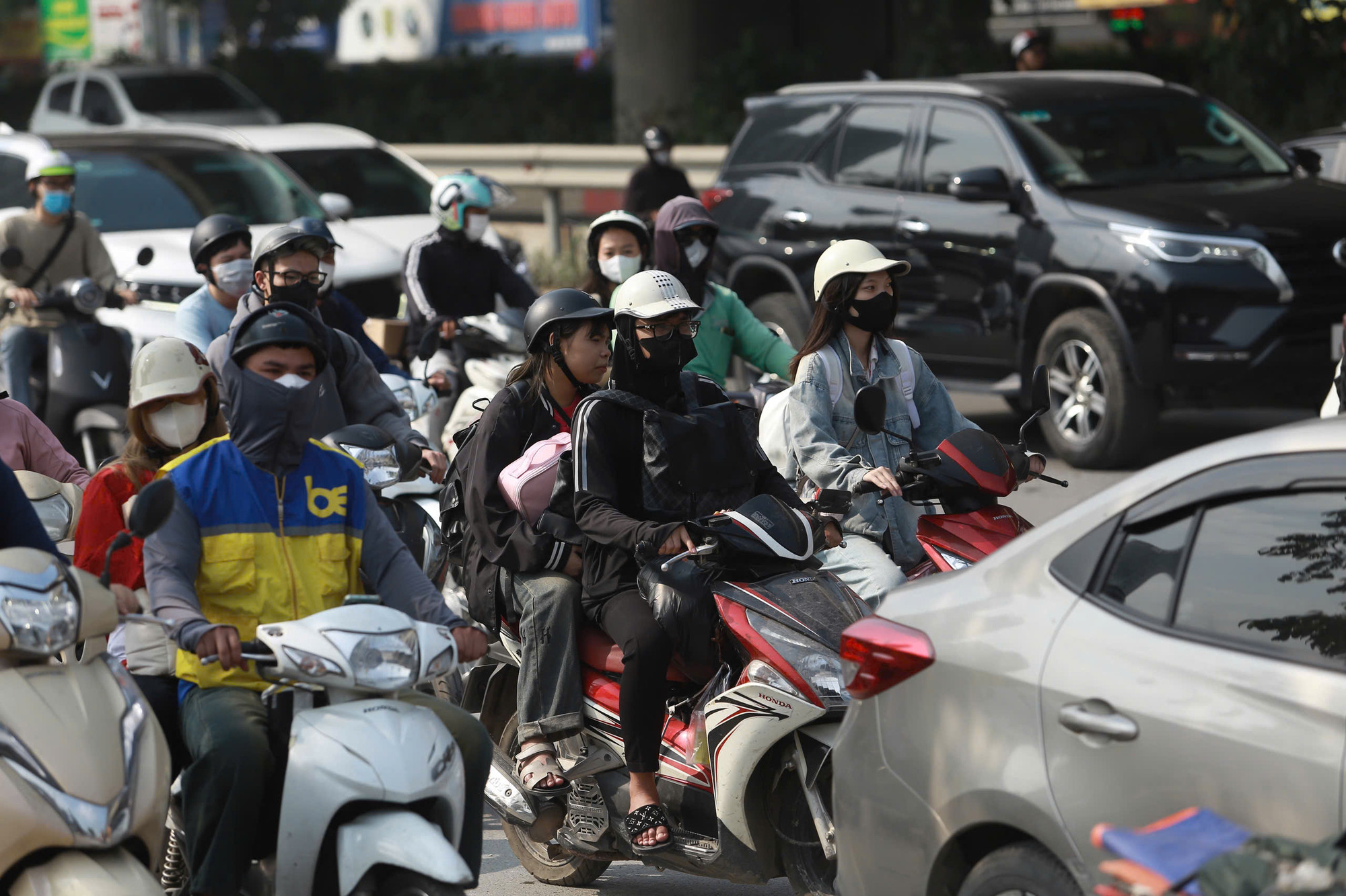 Dòng người chen nhau trên phố với rất nhiều đồ đạc lỉnh kỉnh.